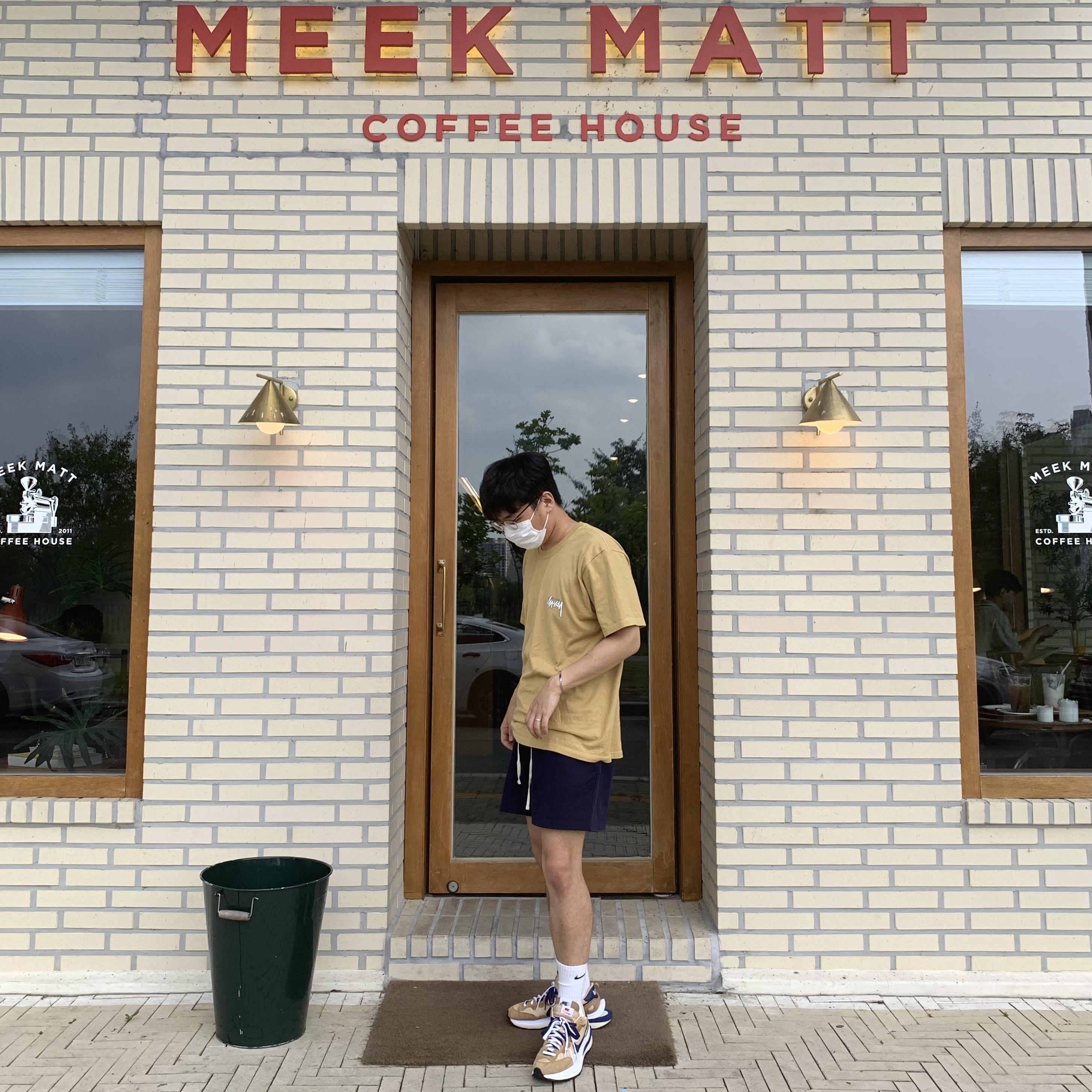Nike x Sacai VaporWaffle Sesame and Blue Void 착용 스타일