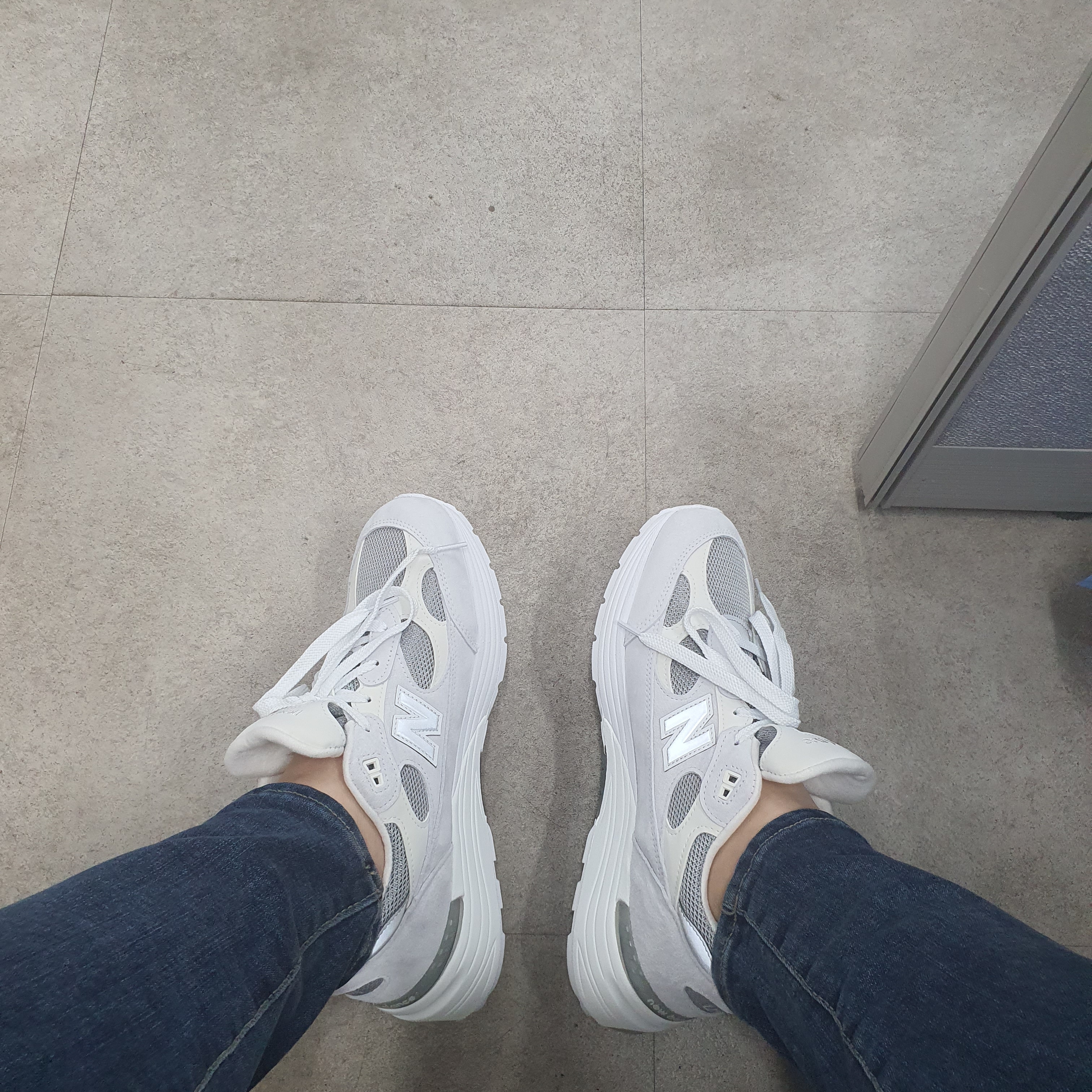 New Balance 992 Made in USA White Silver 착용 스타일 - 2