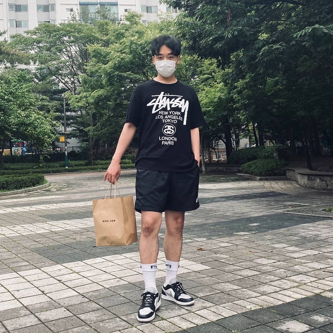 Jordan 1 Low Black Light Smoke Grey, Stussy World Tour T-Shirt Black 착용 스타일