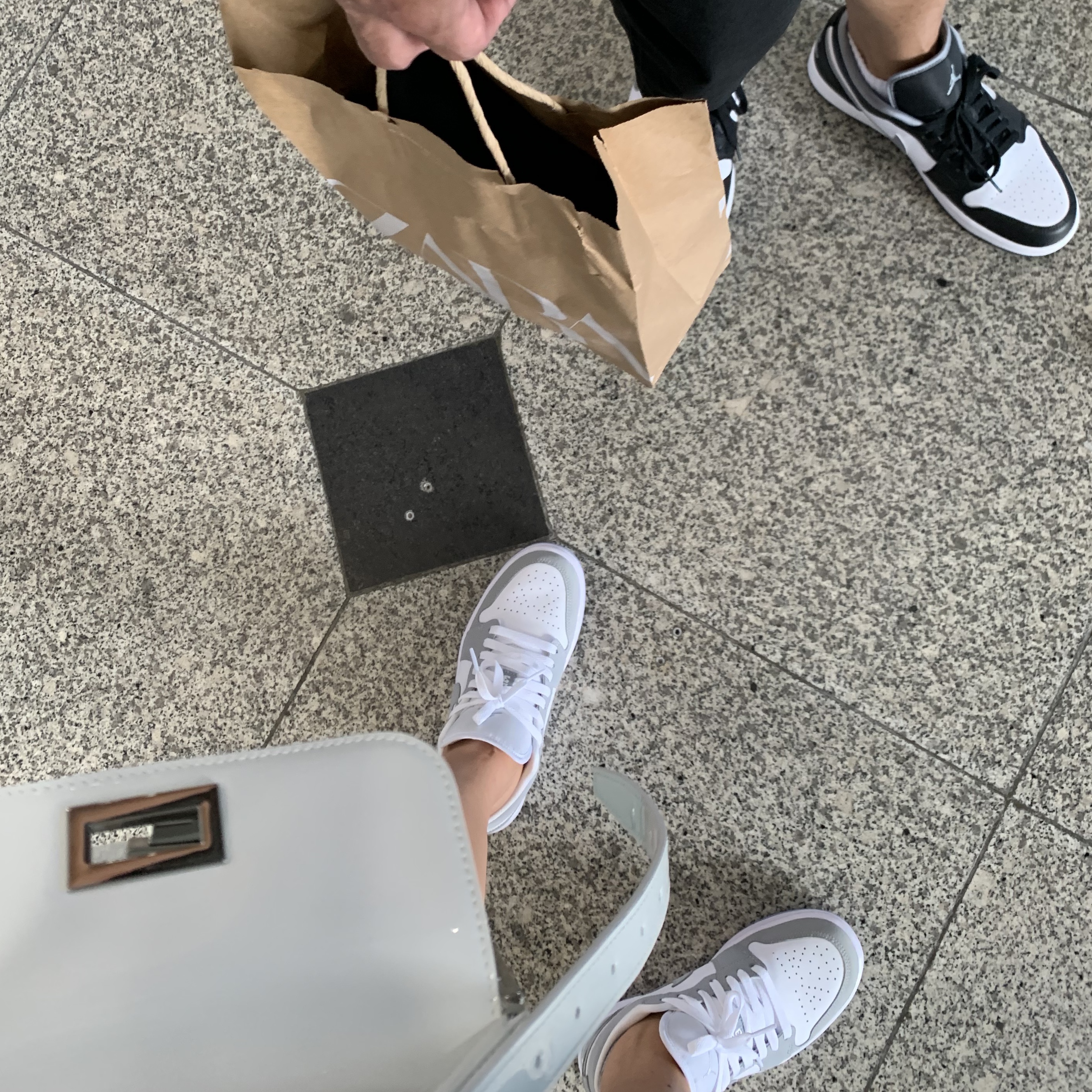 (W) Jordan 1 Low White Wolf Grey, Jordan 1 Low Black Particle Grey 착용 스타일