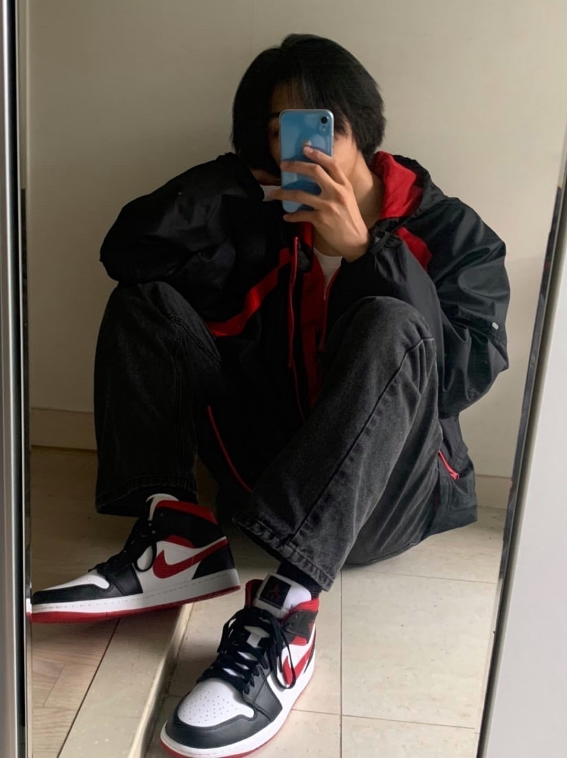 Jordan 1 Mid Gym Red Black White 착용 스타일 - 1
