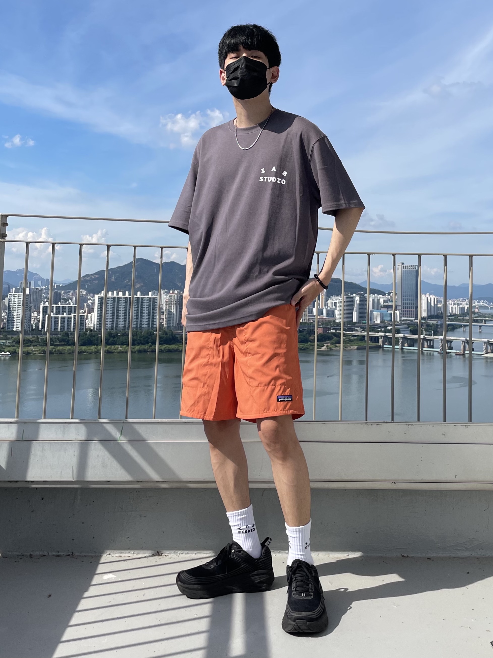 IAB Studio At Home T-Shirt Charcoal, IAB Studio White & Ash Blue Socks (3 Pack) 착용 스타일