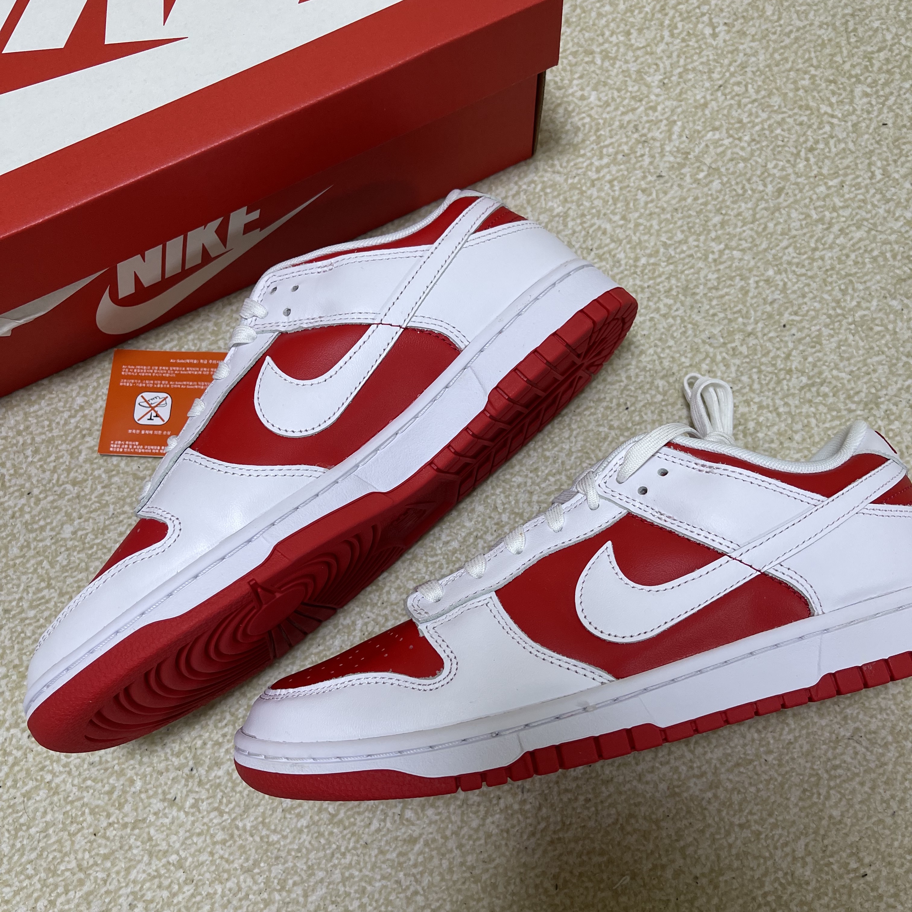 Nike Dunk Low Retro Championship Red 착용 스타일 - 1