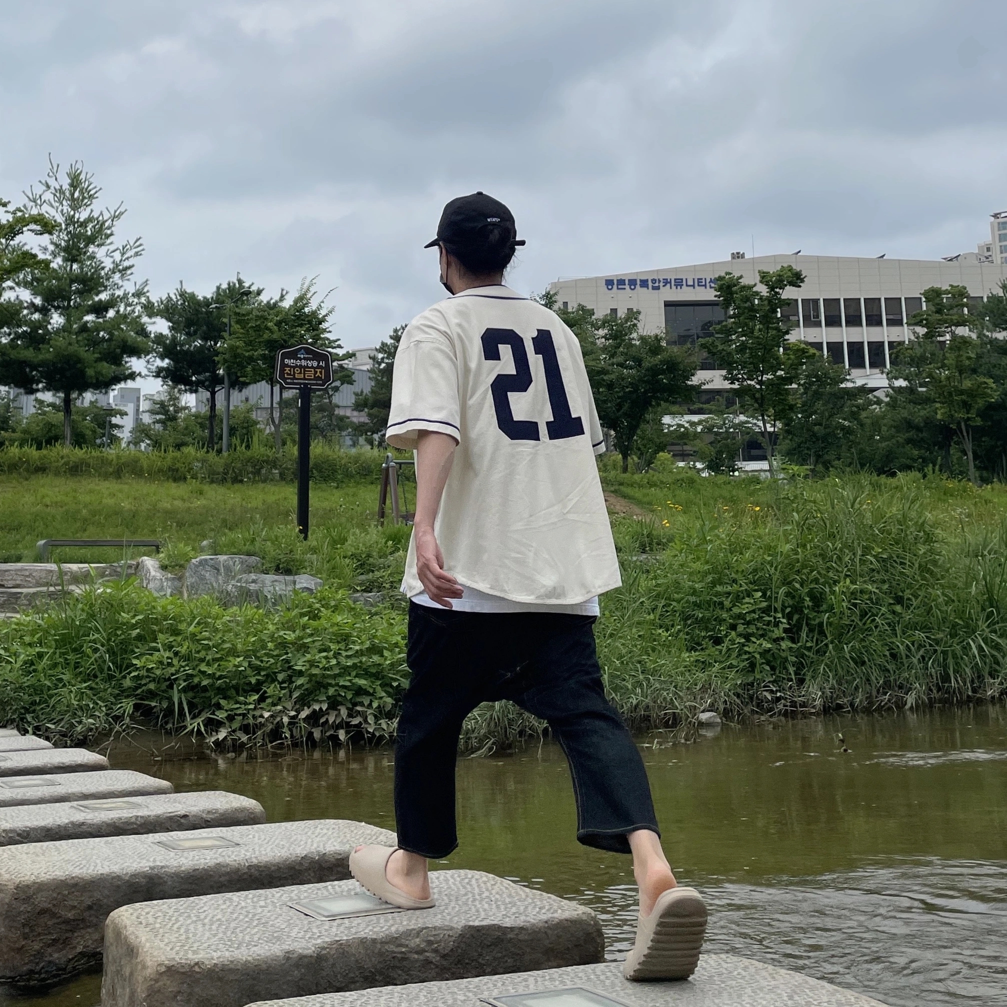 Adidas Yeezy Slide Pure 착용 스타일