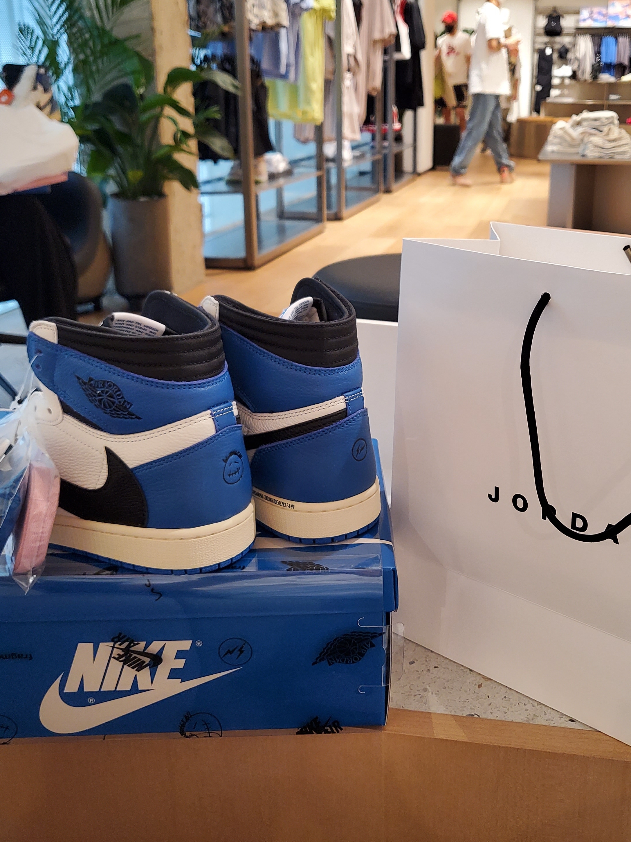 Jordan 1 Retro High OG University Blue, Nike x Off-White NRG Pants White 착용 스타일 - 2