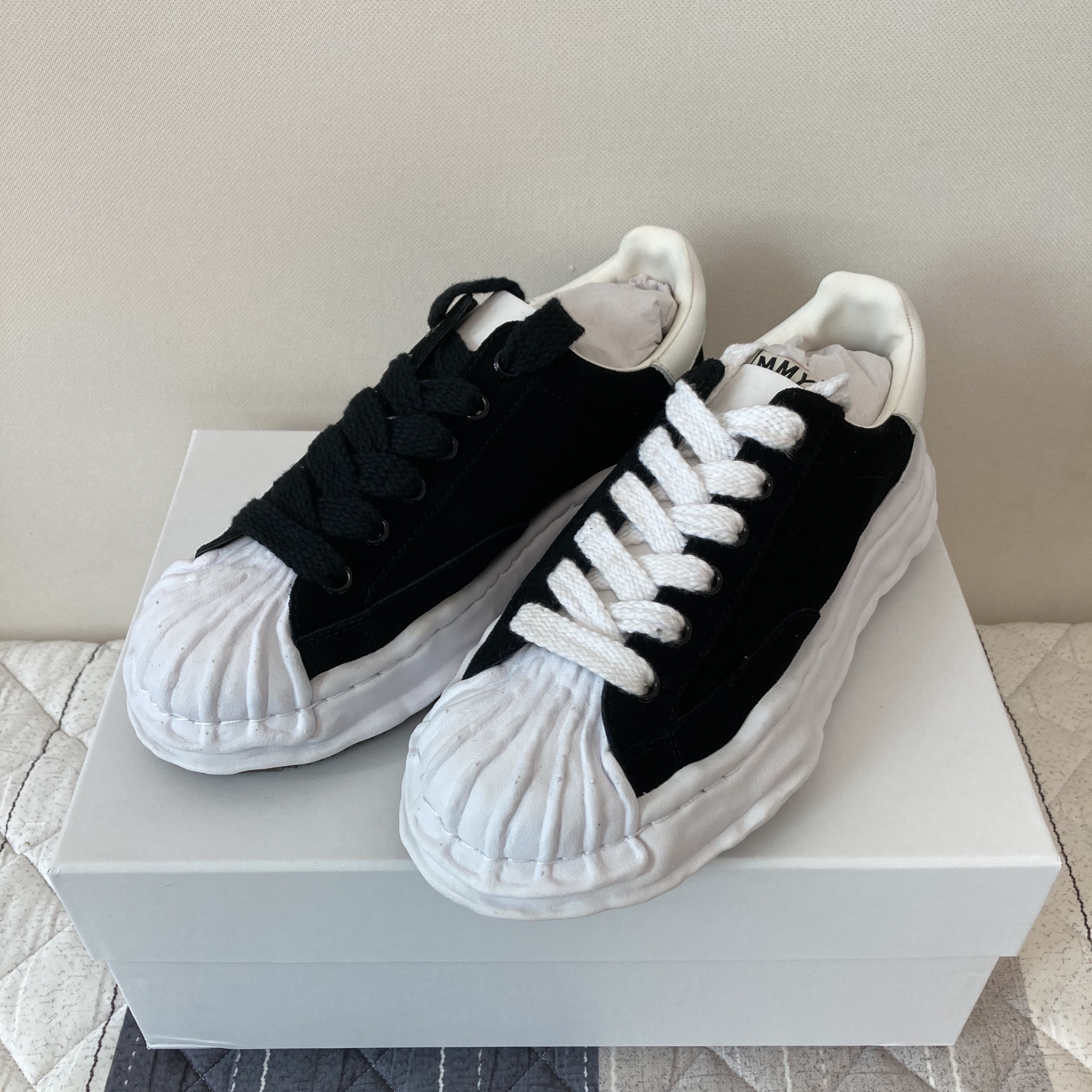 Maison Mihara Yasuhiro Blakey OG Sole Canvas Low-top Sneakers Black, Maison Mihara Yasuhiro Blakey OG STC Sole Leather Low-top Sneakers Black 착용 스타일 - 1