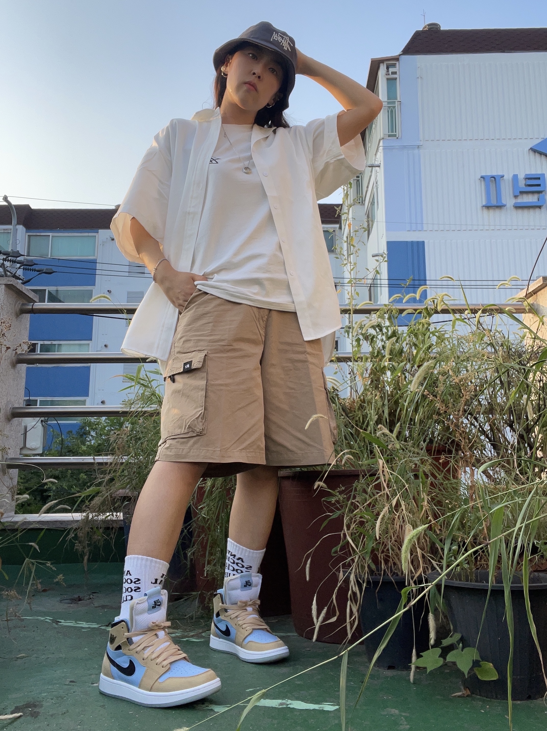 (W) Jordan 1 Zoom Air CMFT Psychic Blue Sesame, Stussy Painter Dyed T-Shirt Natural 착용 스타일 - 1