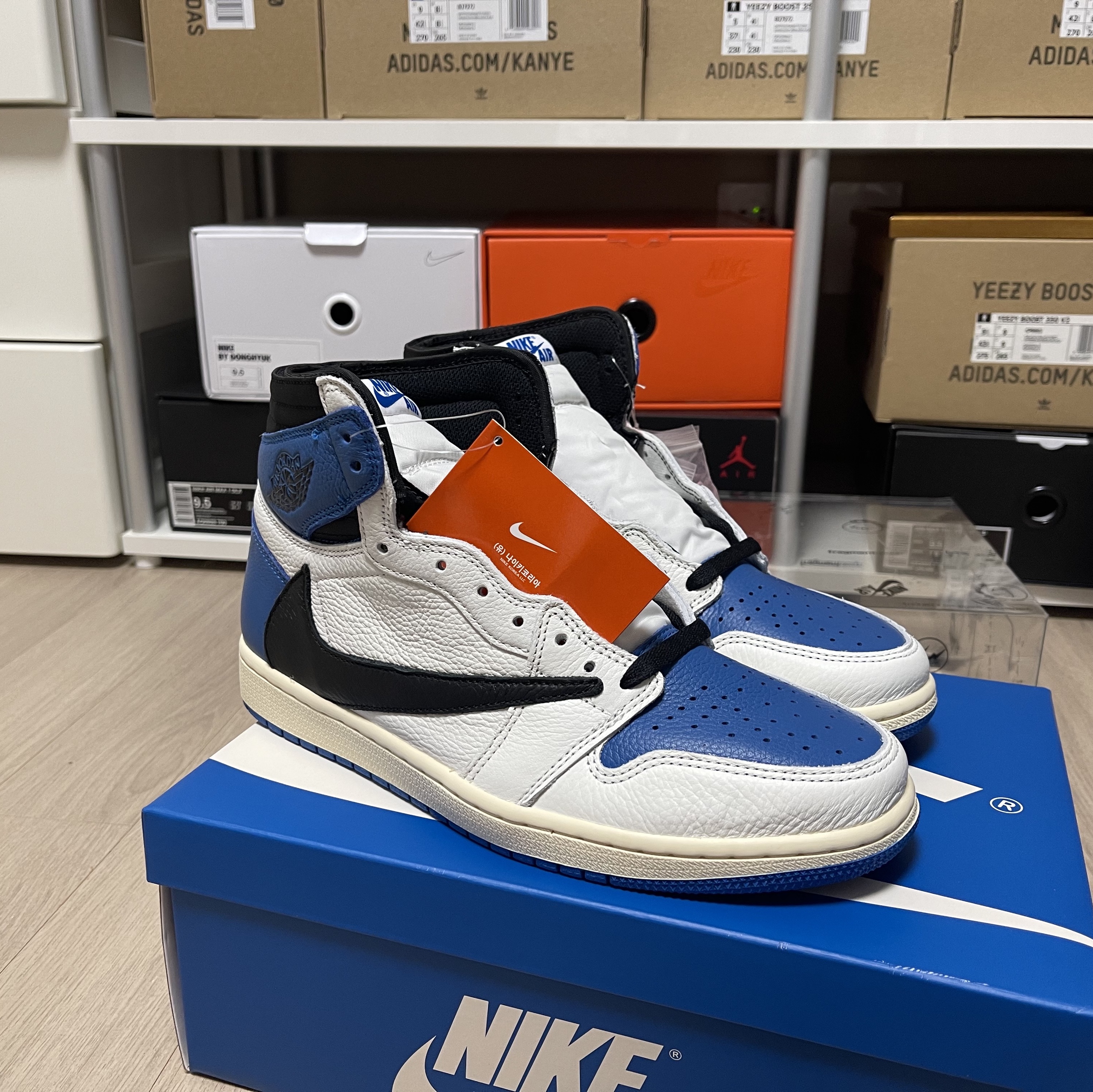 Jordan 1 x Travis Scott x Fragment Retro High OG SP Military Blue 착용 스타일