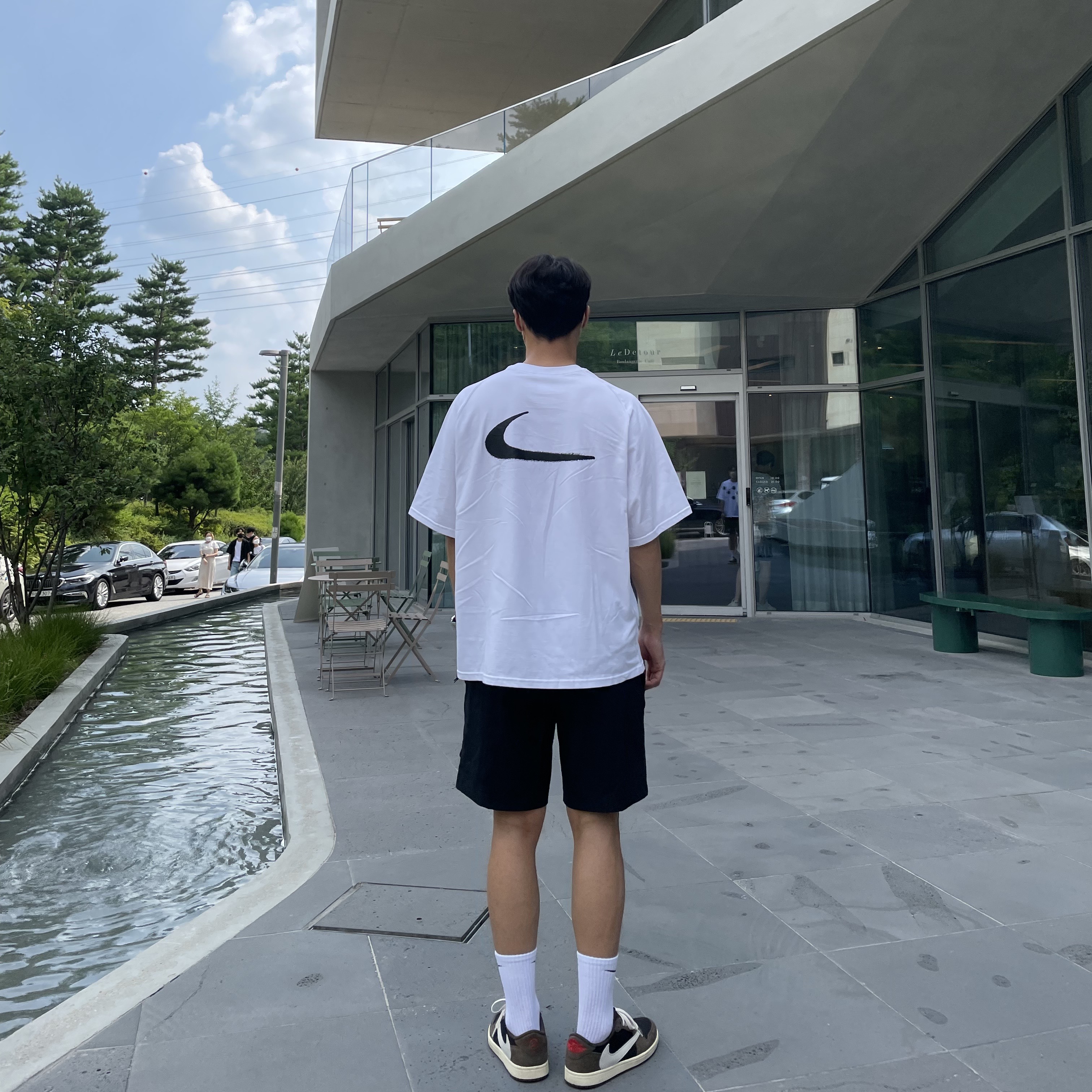 Nike x Off-White NRG Short Sleeve T-Shirt White, Jordan 1 x Travis Scott Retro Low OG SP Mocha 착용 스타일