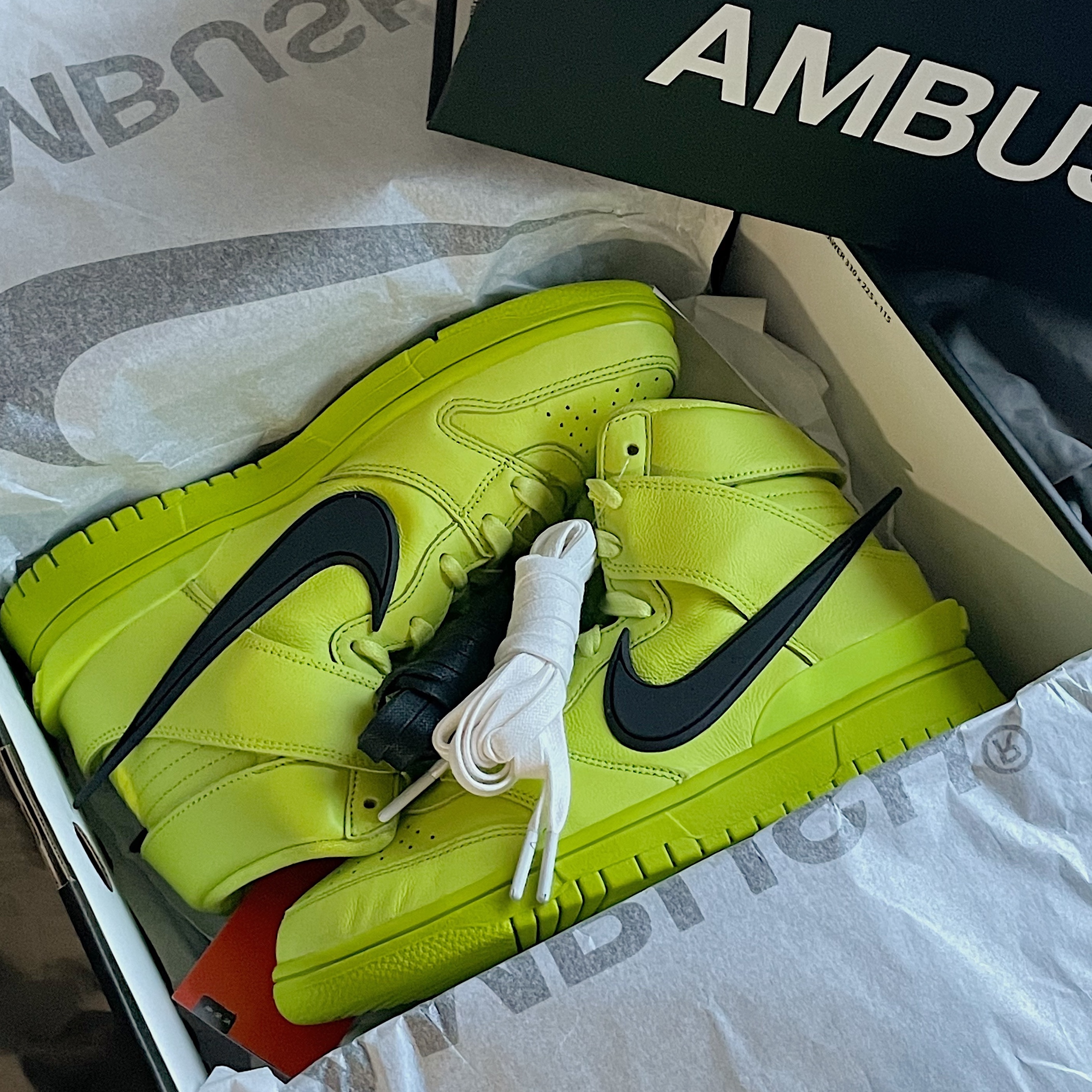 Nike x Ambush Dunk High Flash Lime 착용 스타일 - 2