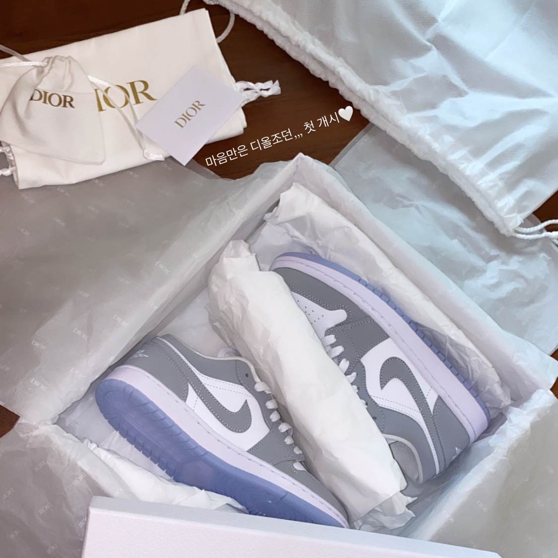 (W) Jordan 1 Low White Wolf Grey, (W) Dior D-Connect Technical Fabric White 착용 스타일 - 4