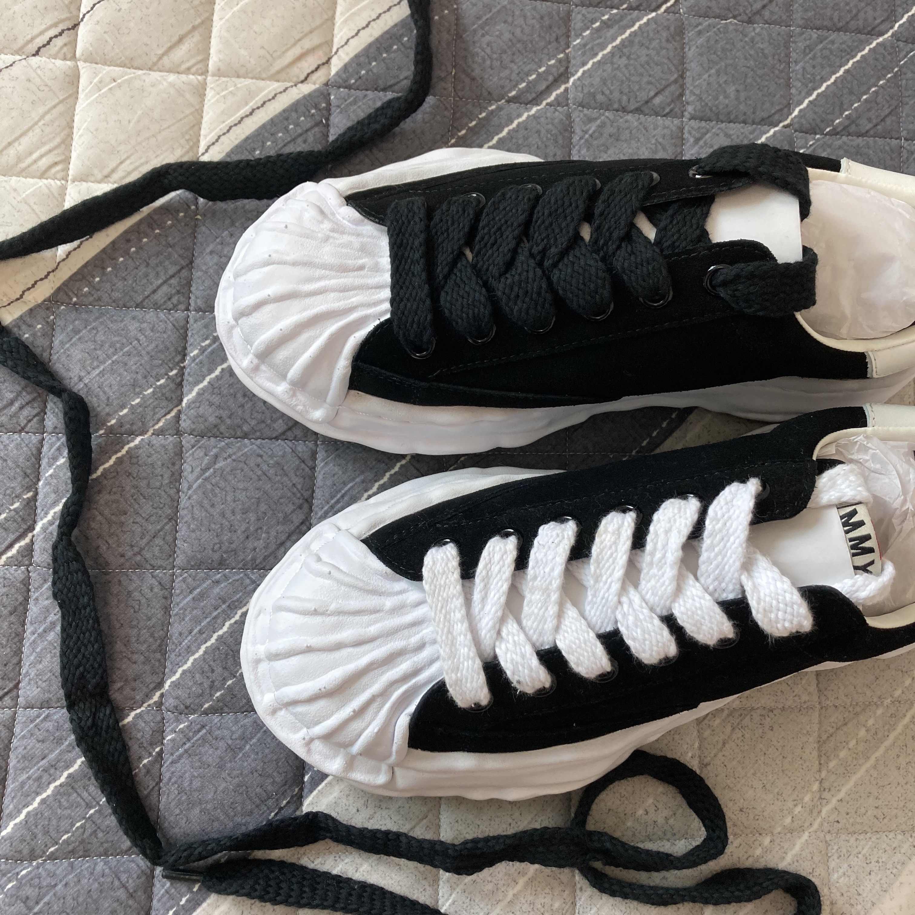 Maison Mihara Yasuhiro Blakey OG Sole Canvas Low-top Sneakers Black, Maison Mihara Yasuhiro Blakey OG STC Sole Leather Low-top Sneakers Black 착용 스타일 - 3