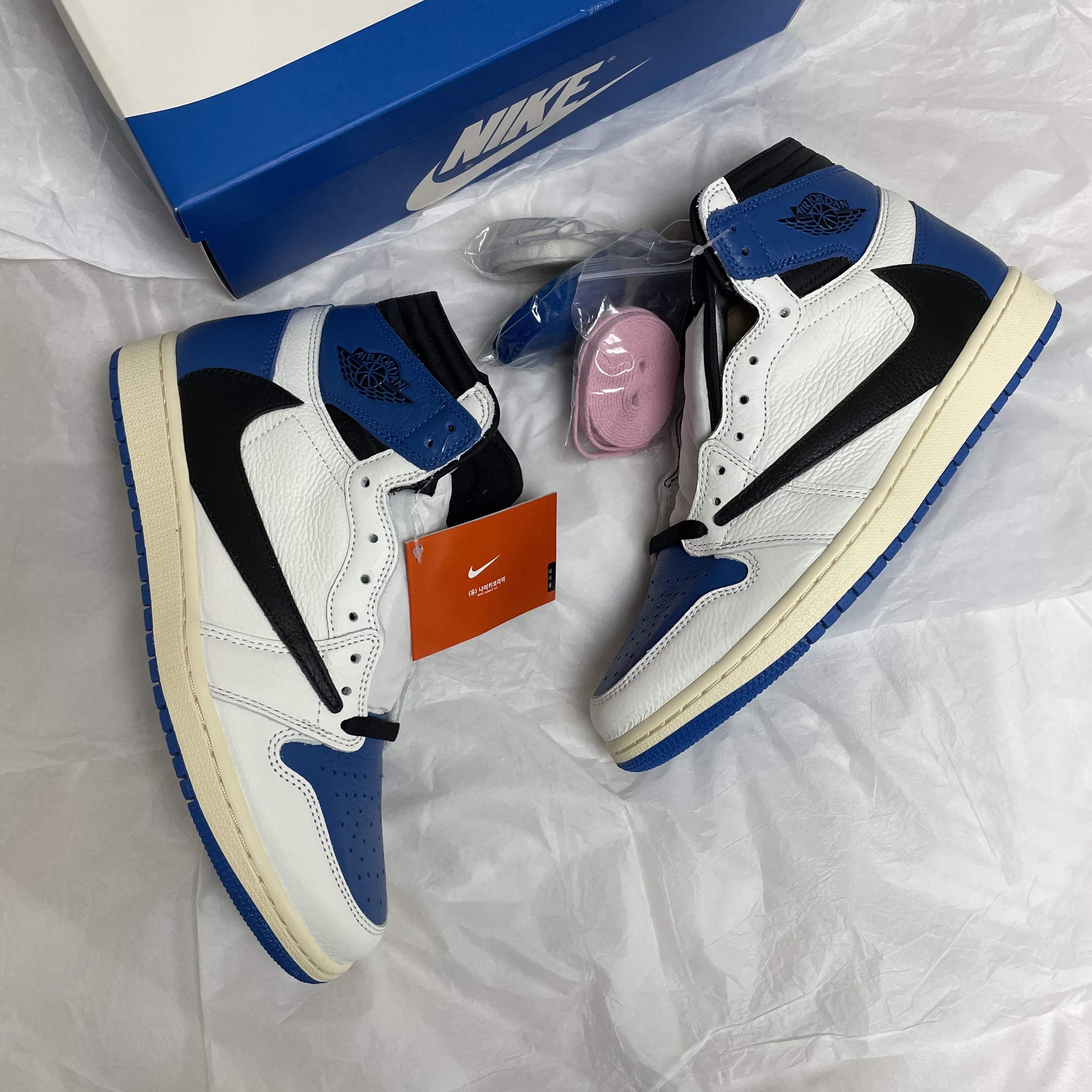 Jordan 1 x Travis Scott x Fragment Retro High OG SP Military Blue, Jordan 1 Retro High OG Black Mocha 착용 스타일 - 3