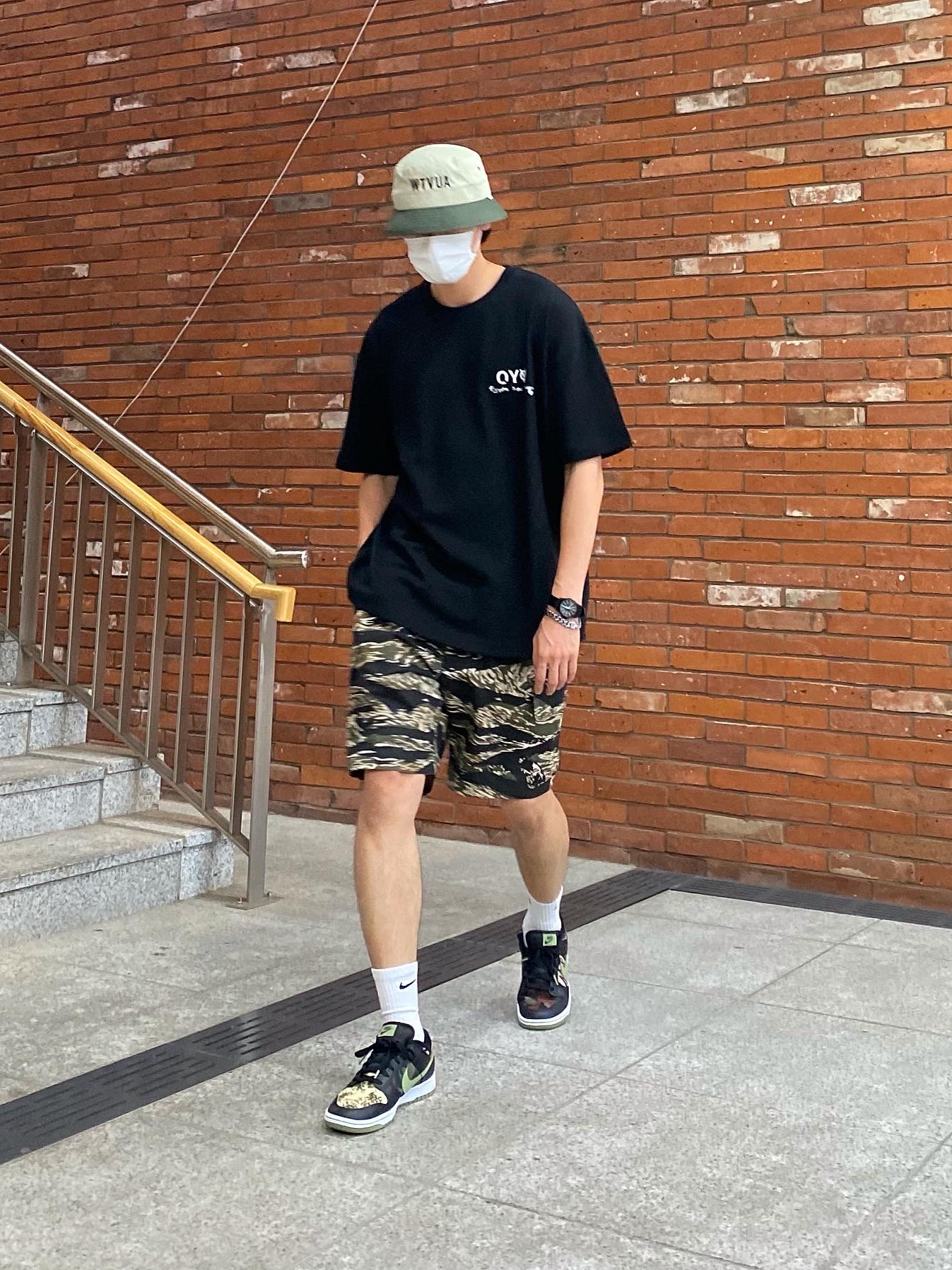Nike Dunk Low SE Black Multi Camo 착용 스타일 - 1