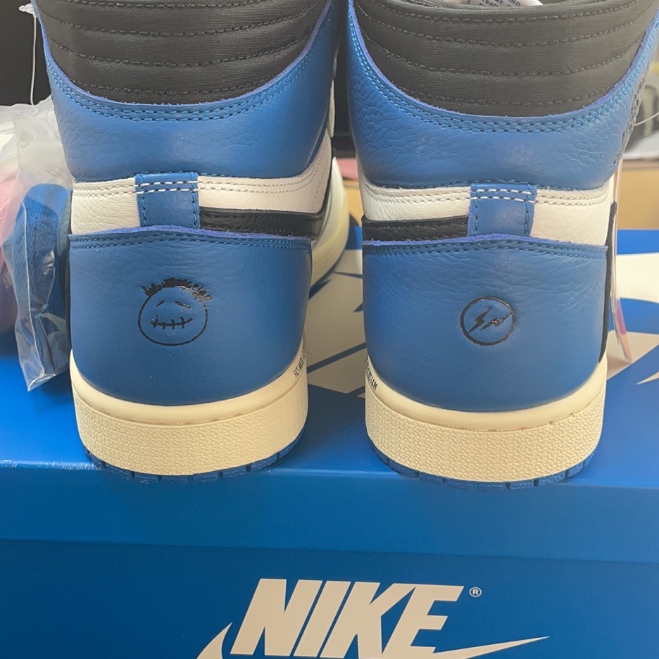 Jordan 1 x Travis Scott x Fragment Retro High OG SP Military Blue 착용 스타일