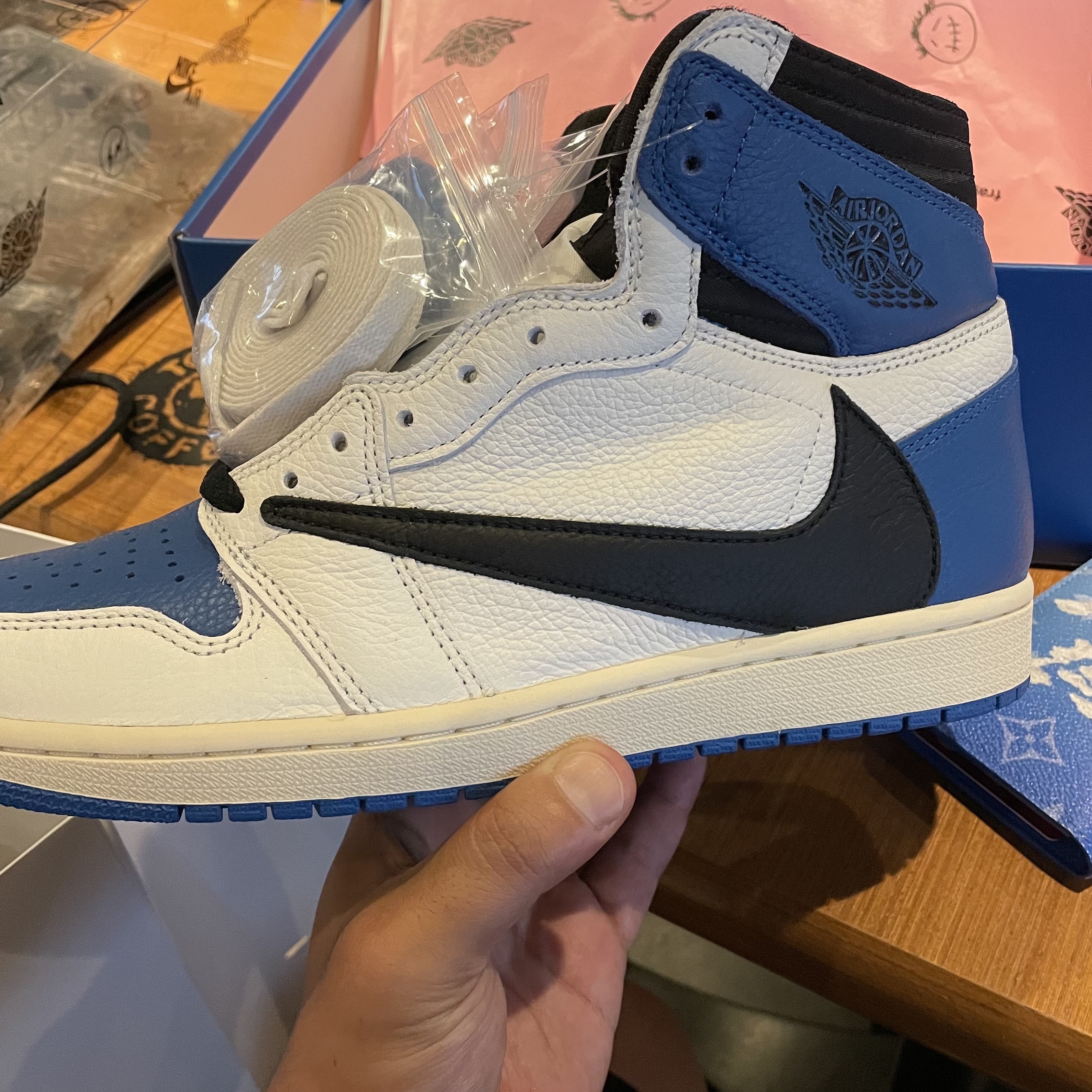 Jordan 1 x Travis Scott x Fragment Retro High OG SP Military Blue 착용 스타일