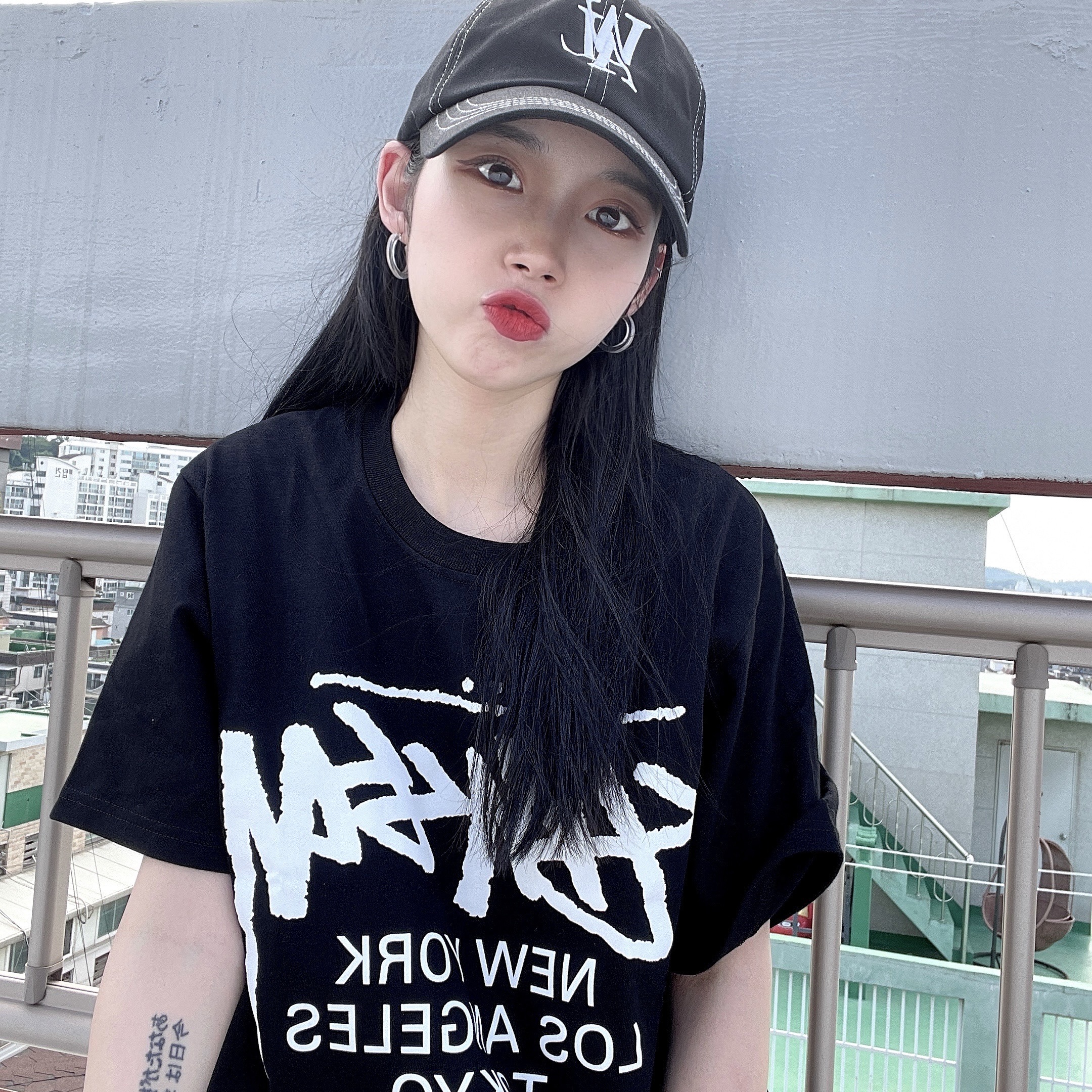 Stussy World Tour T-Shirt Black 착용 스타일 - 3