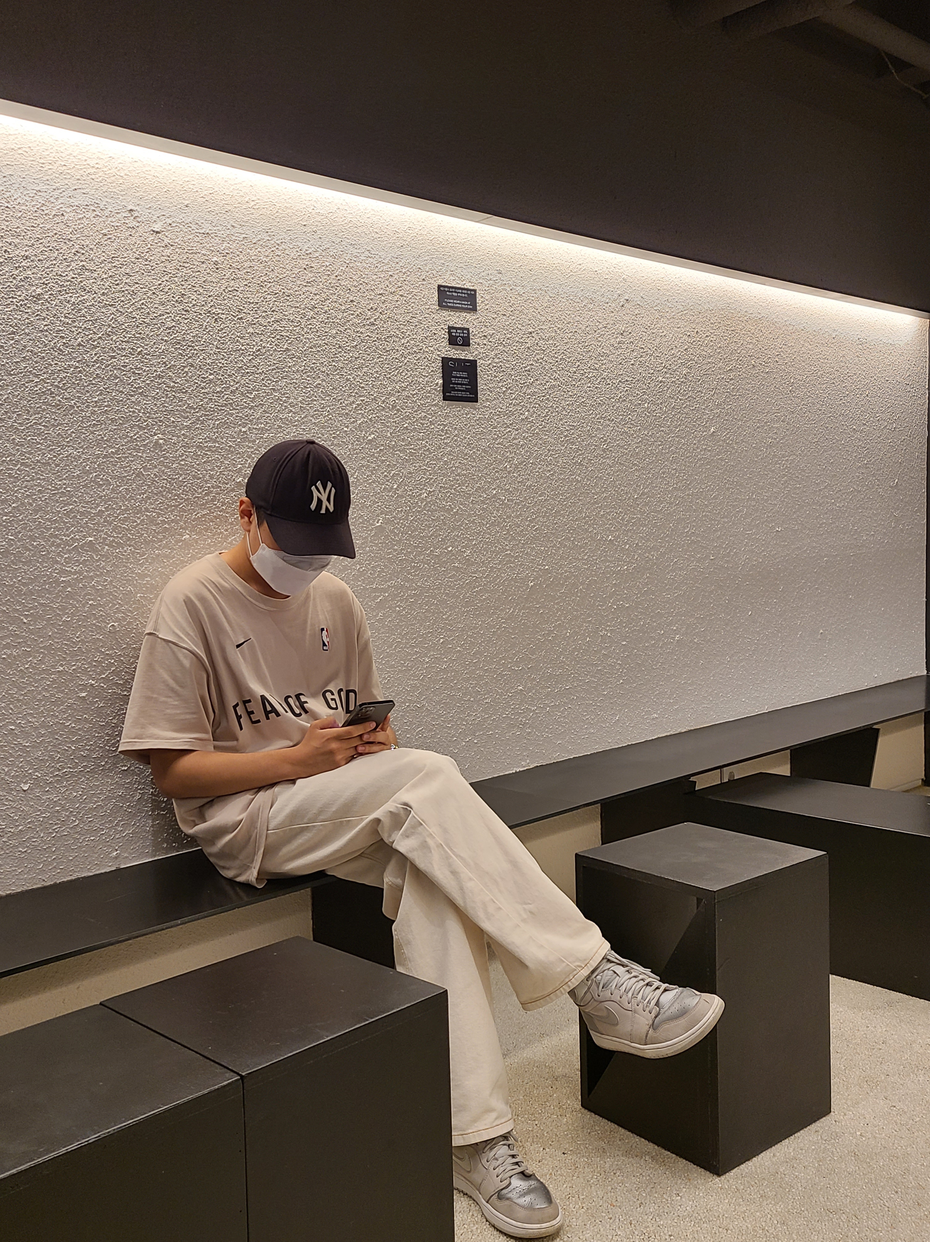 Jordan 1 Retro High OG CO.JP Neutral Grey, Nike x Fear of God Warm Up T-Shirt Oatmeal 착용 스타일 - 1