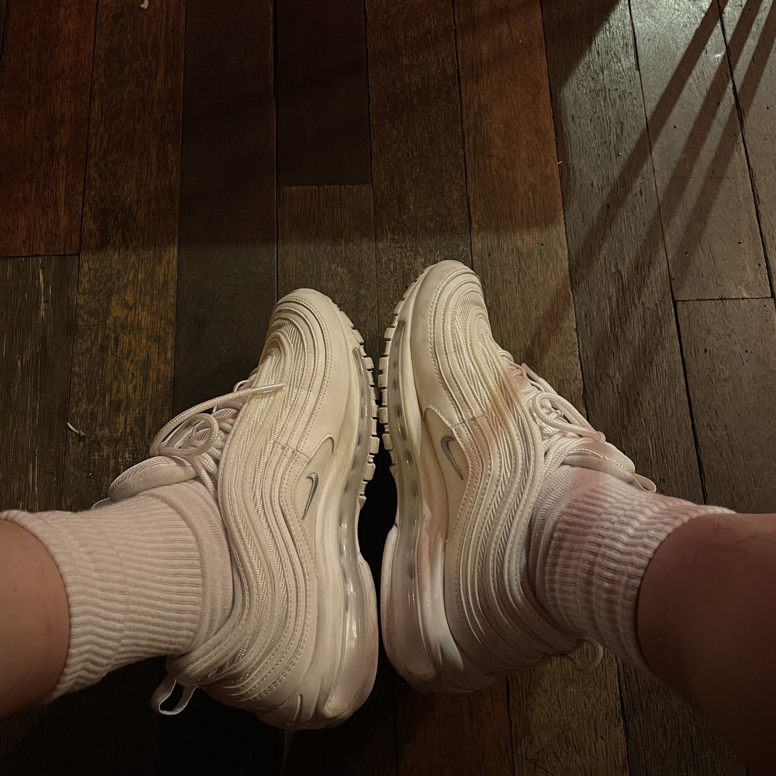 Nike Air Max 97 Triple White Wolf Grey 착용 스타일