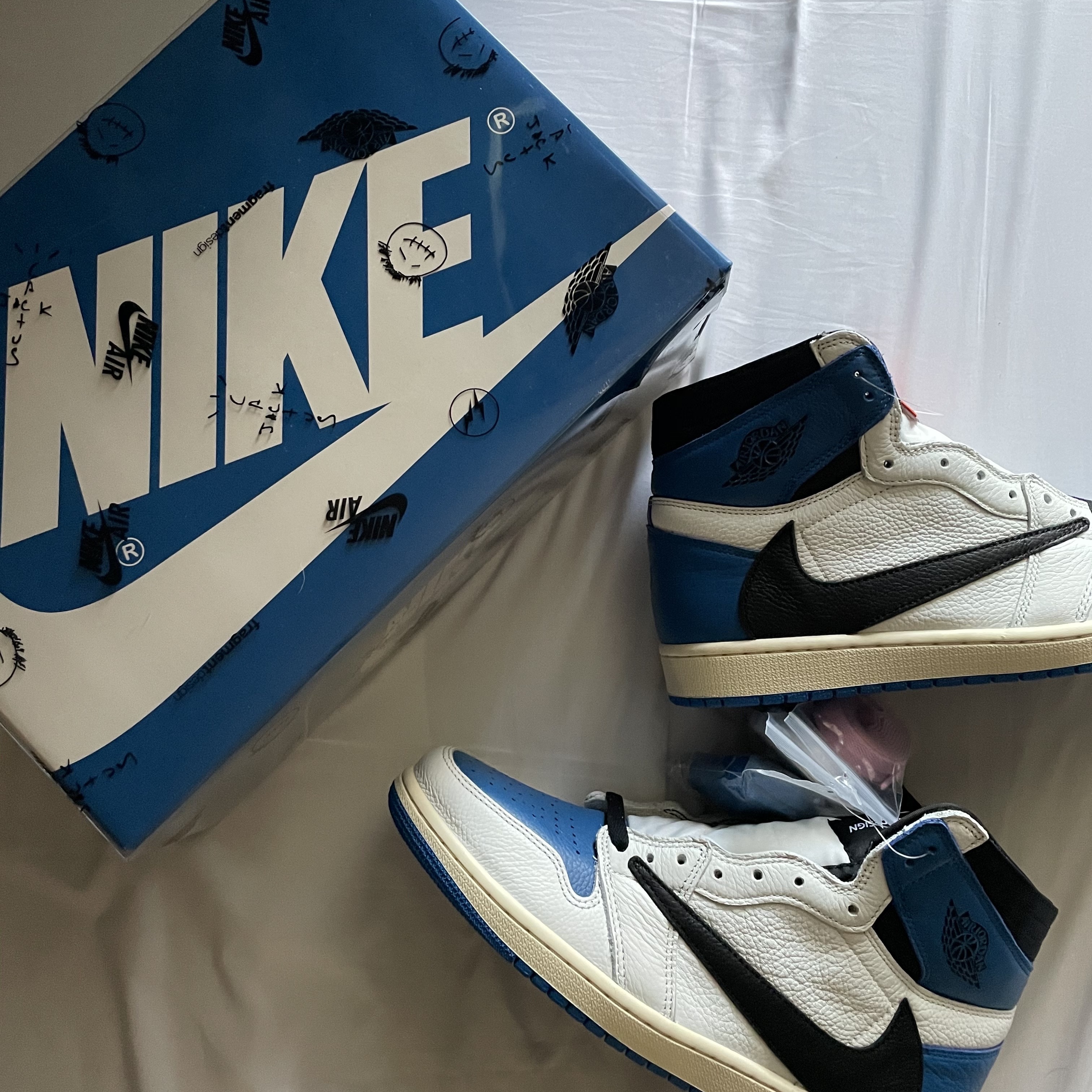 Jordan 1 x Travis Scott x Fragment Retro High OG SP Military Blue 착용 스타일