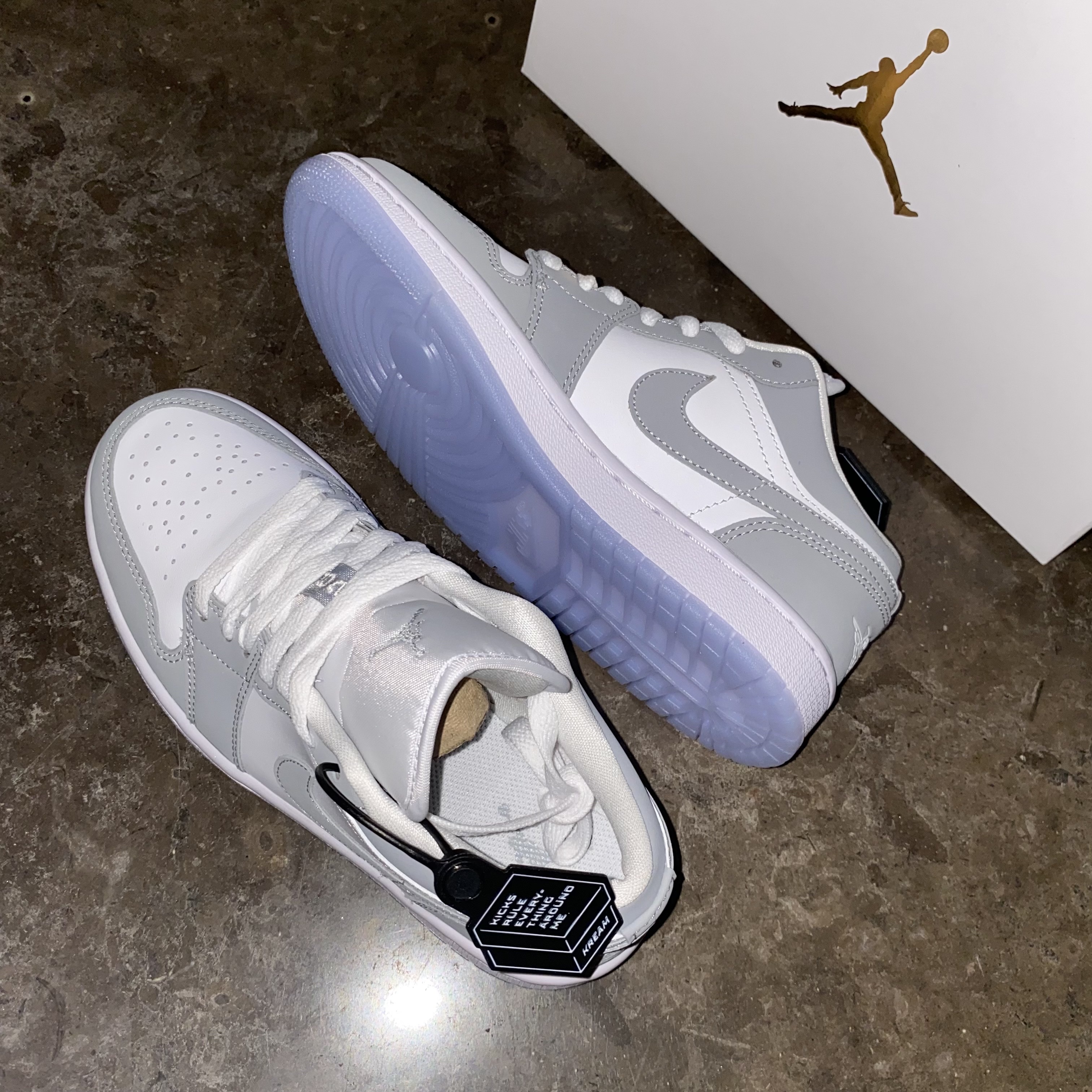 (W) Jordan 1 Low White Wolf Grey, (W) Dior D-Connect Technical Fabric White 착용 스타일 - 1