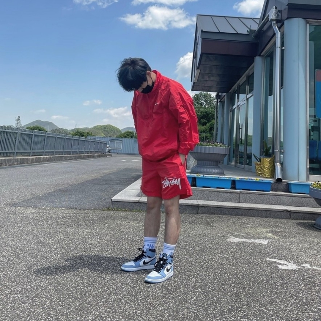 Jordan 1 Retro High OG University Blue, Nike x Stussy Water Shorts Habanero Red 착용 스타일