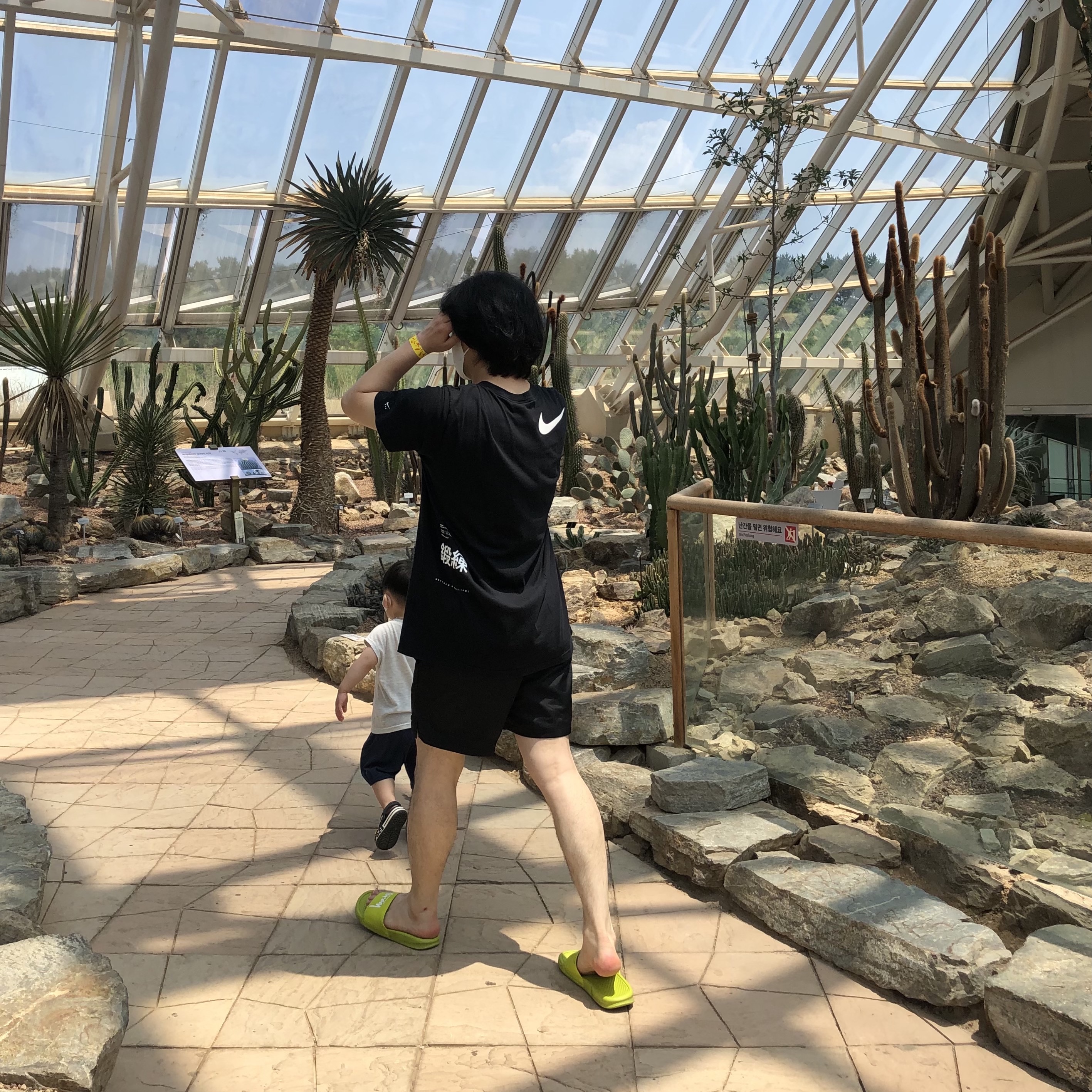 Nike x Stussy Benassi Slide Volt, Nike x Matthew M Williams NRG T-Shirt Black 착용 스타일
