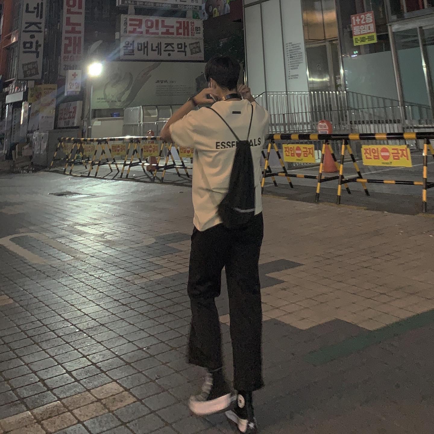 Converse Run Star Hike Hi Black White Gum, Essentials T-Shirt Cream - 21SS 착용 스타일