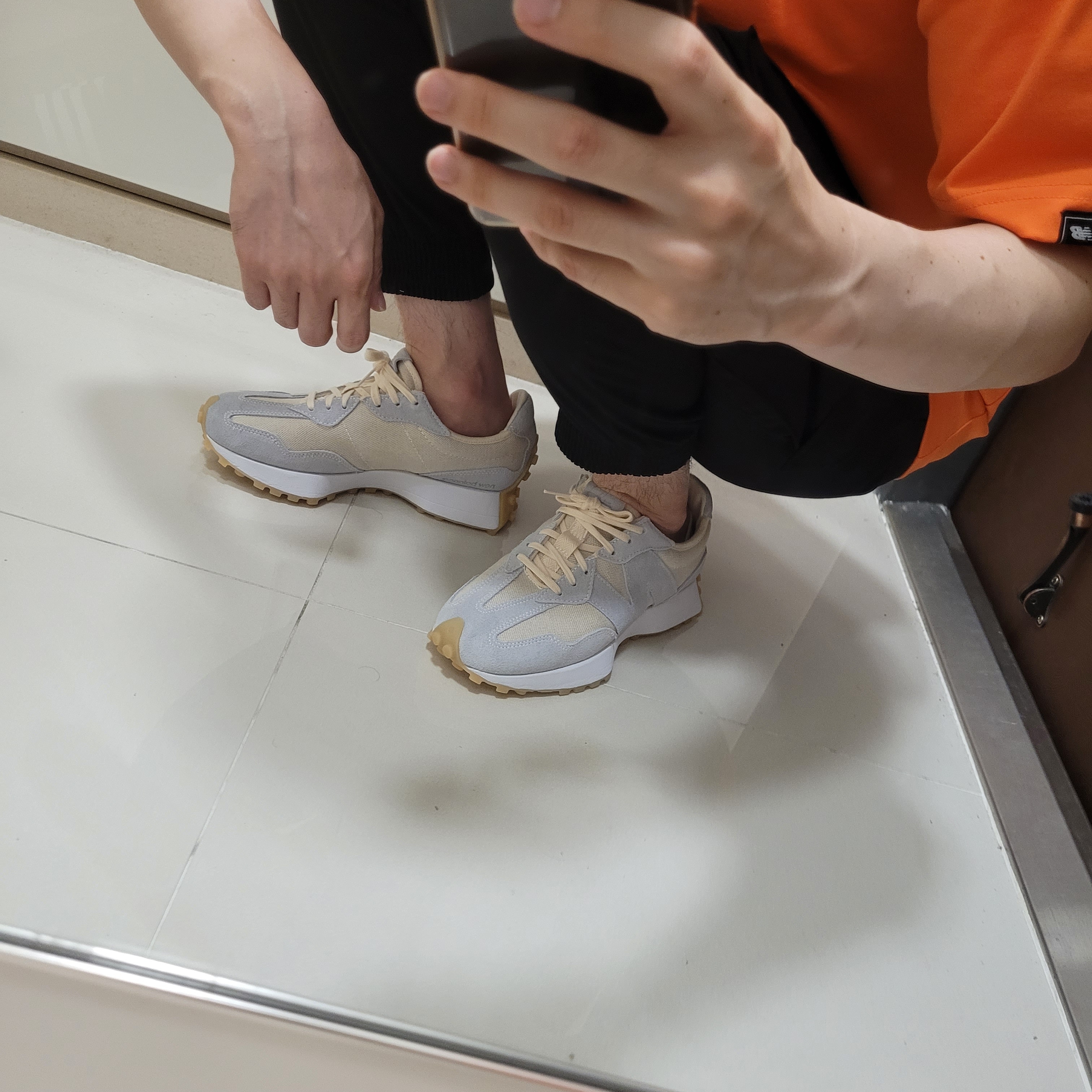 (W) New Balance 327 Undyed White Pale Blue 착용 스타일 - 2