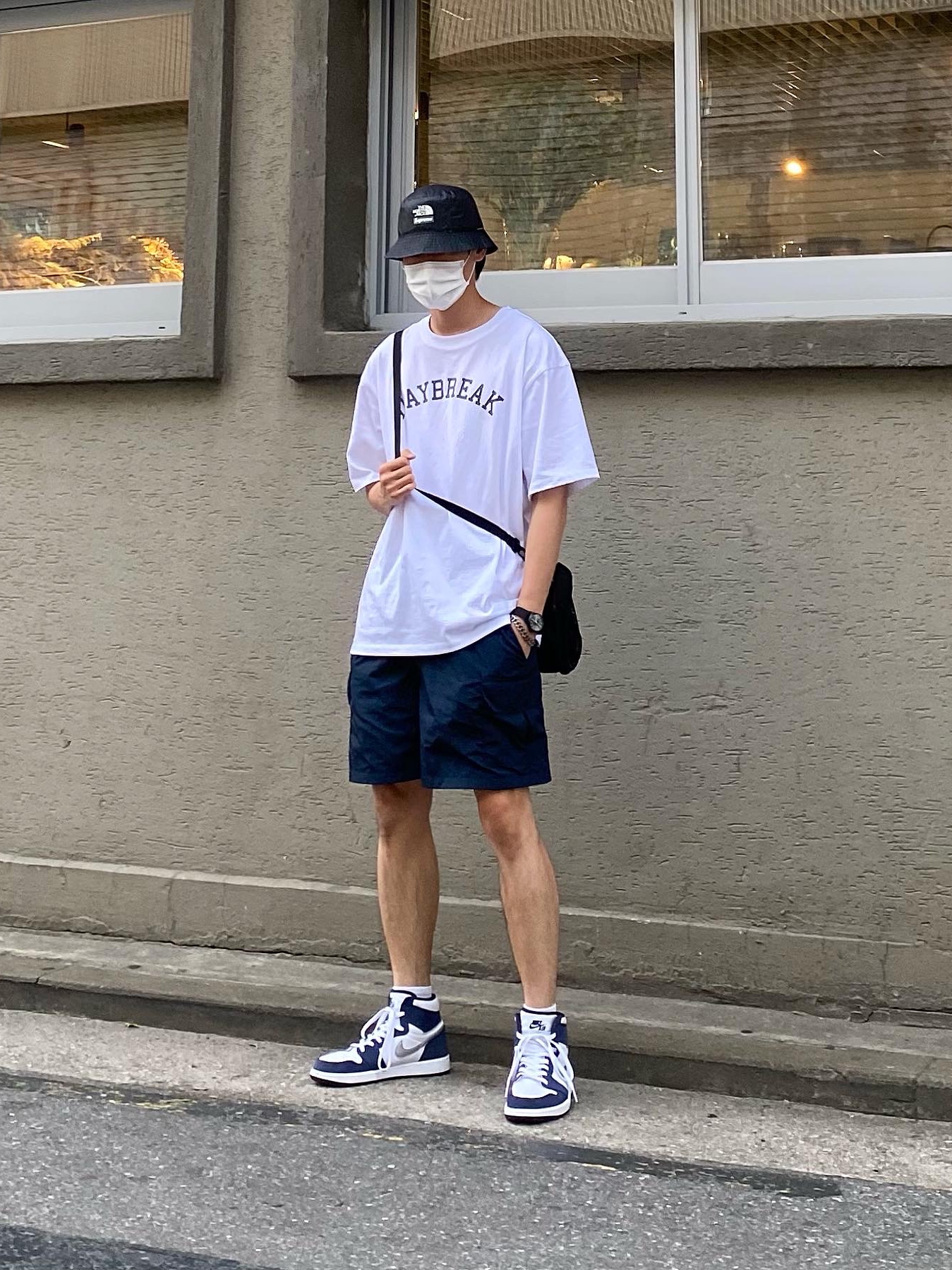 Jordan 1 Retro High OG CO.JP Midnight Navy, Supreme x The North Face Snakeskin Packable Reversible Crusher Black - 18SS 착용 스타일 - 1