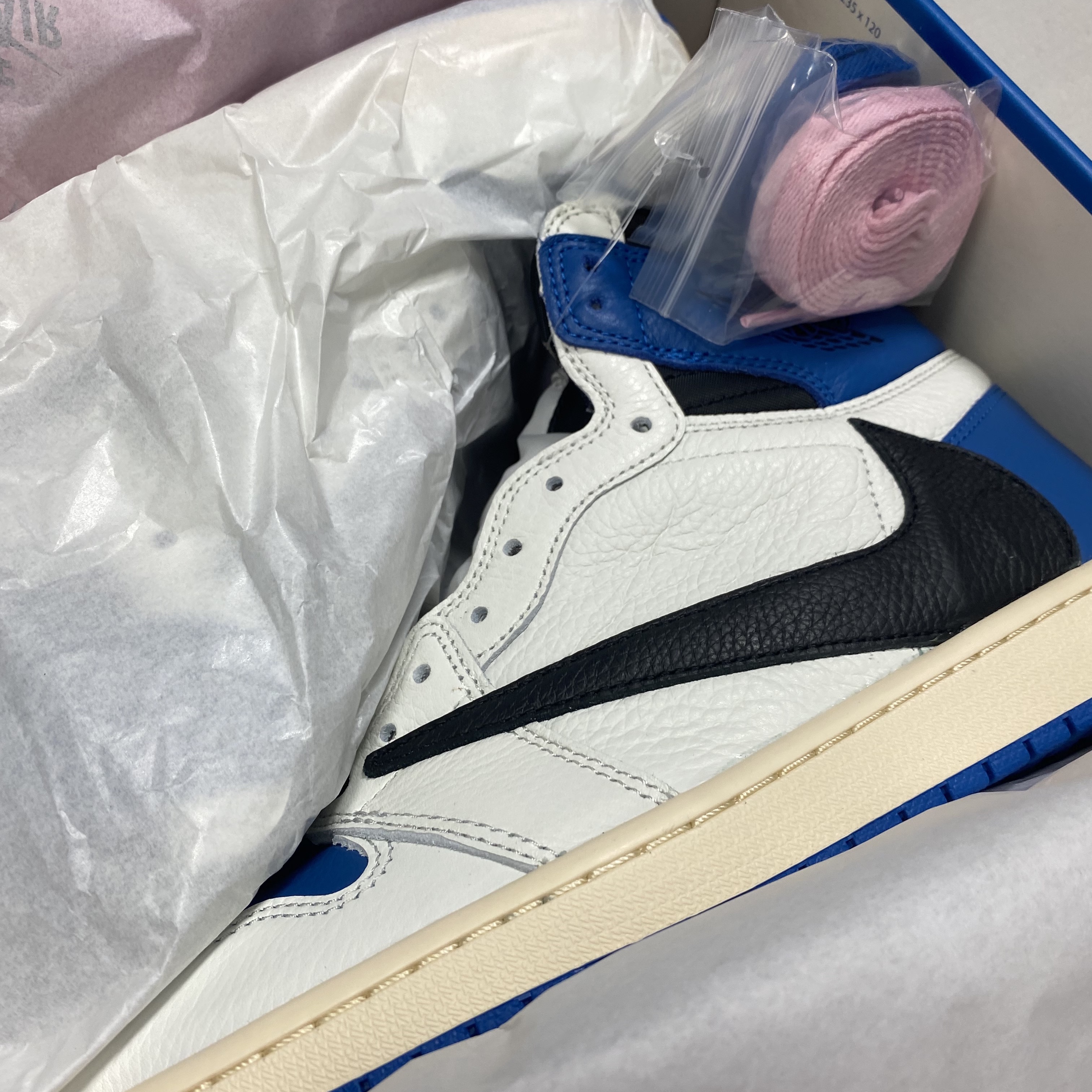 Jordan 1 x Travis Scott x Fragment Retro High OG SP Military Blue 착용 스타일 - 1
