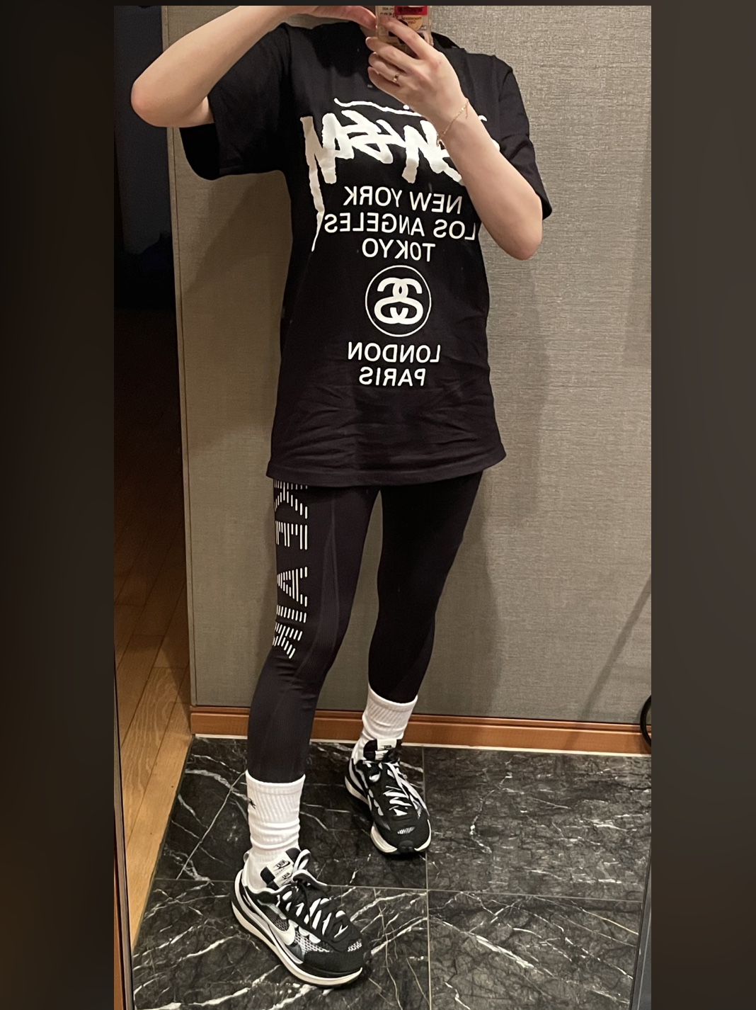 Stussy World Tour T-Shirt Black, Nike x Sacai VaporWaffle Black White 착용 스타일 - 2