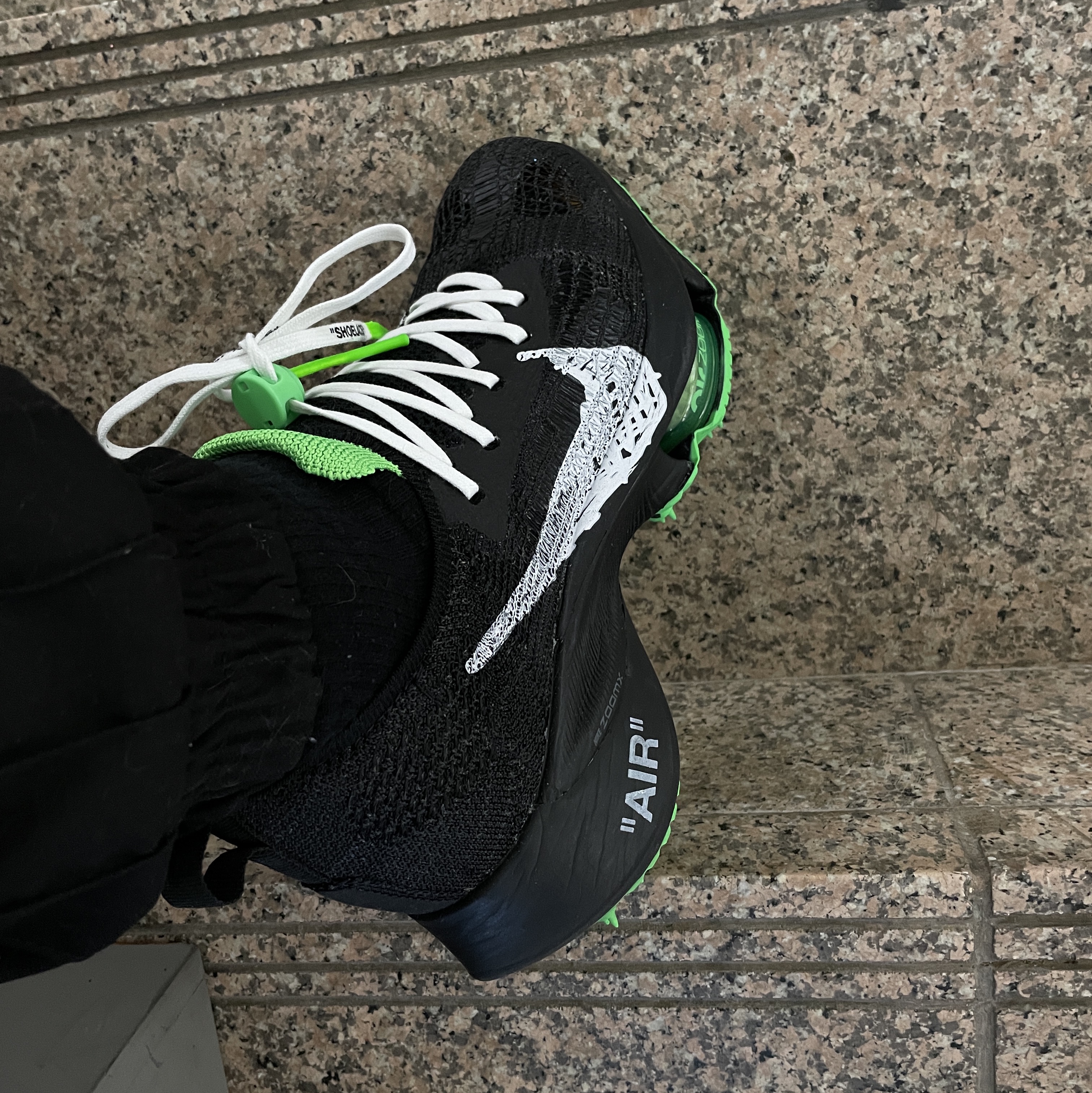 Nike x Off-White Air Zoom Tempo Next% Black 착용 스타일 - 3