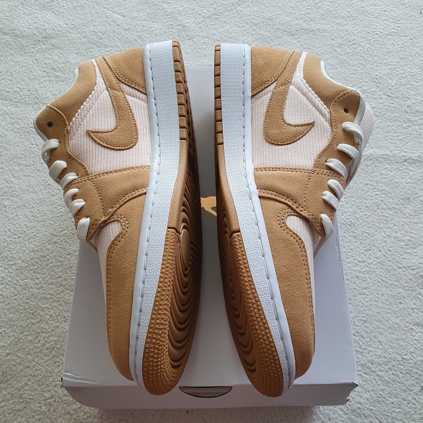 (W) Jordan 1 Low SE Corduroy Tan 착용 스타일 - 3