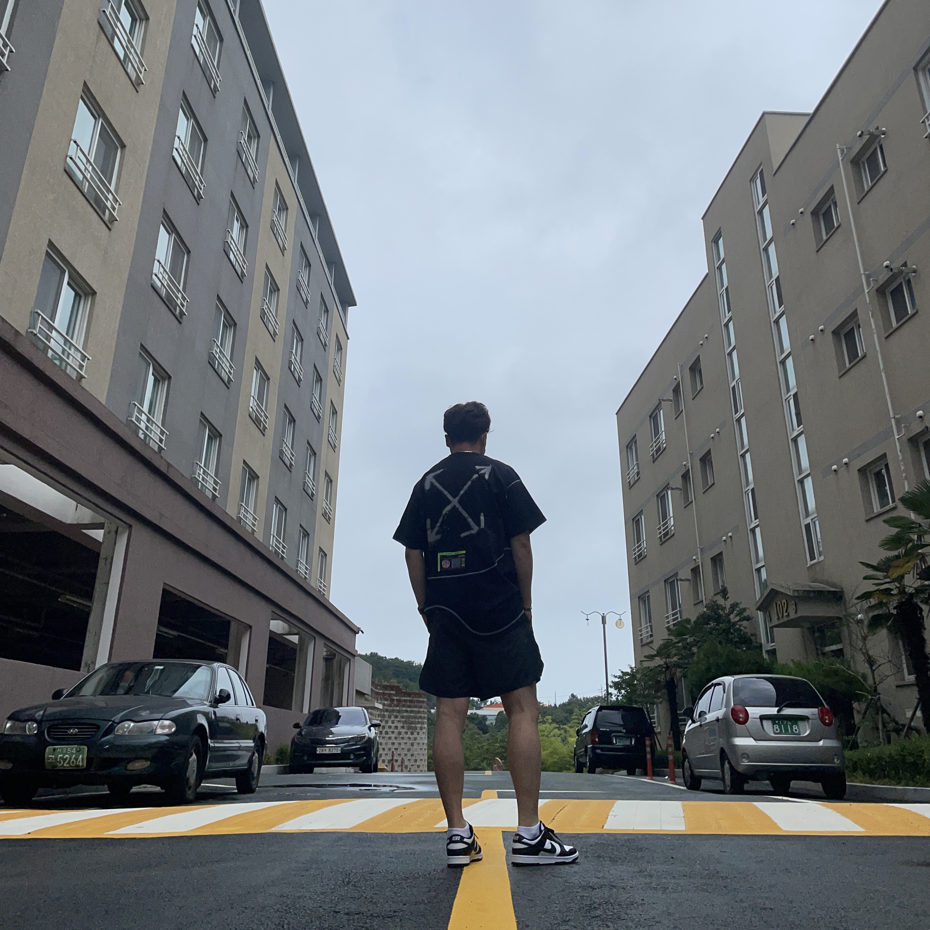 Nike x Off-White NRG RU Short Sleeve T-Shirt, Essentials Volley Shorts Black - 20FW 착용 스타일 - 2