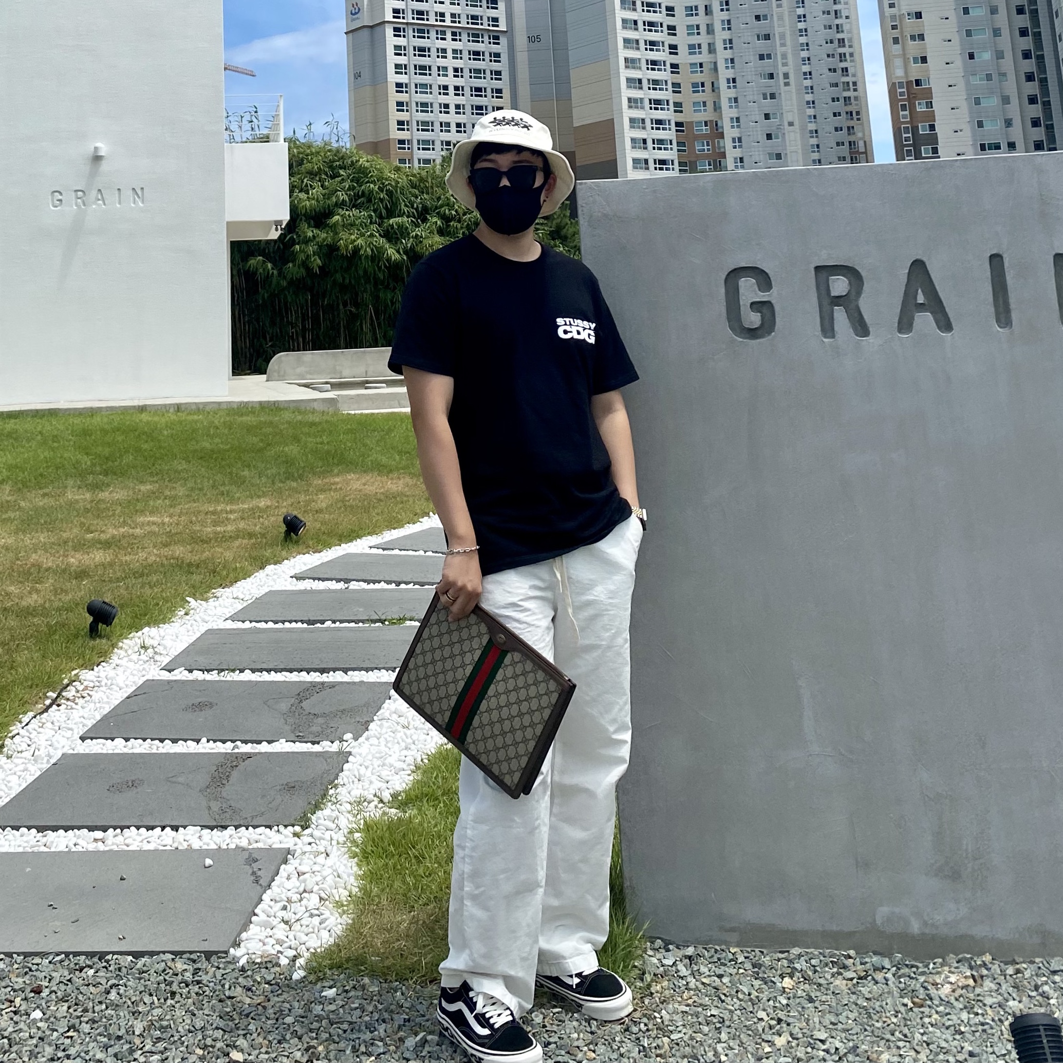 Stussy x CDG Surfman T-Shirt Black, Vans Vault x CDG OG Old Skool LX Side Wall 착용 스타일