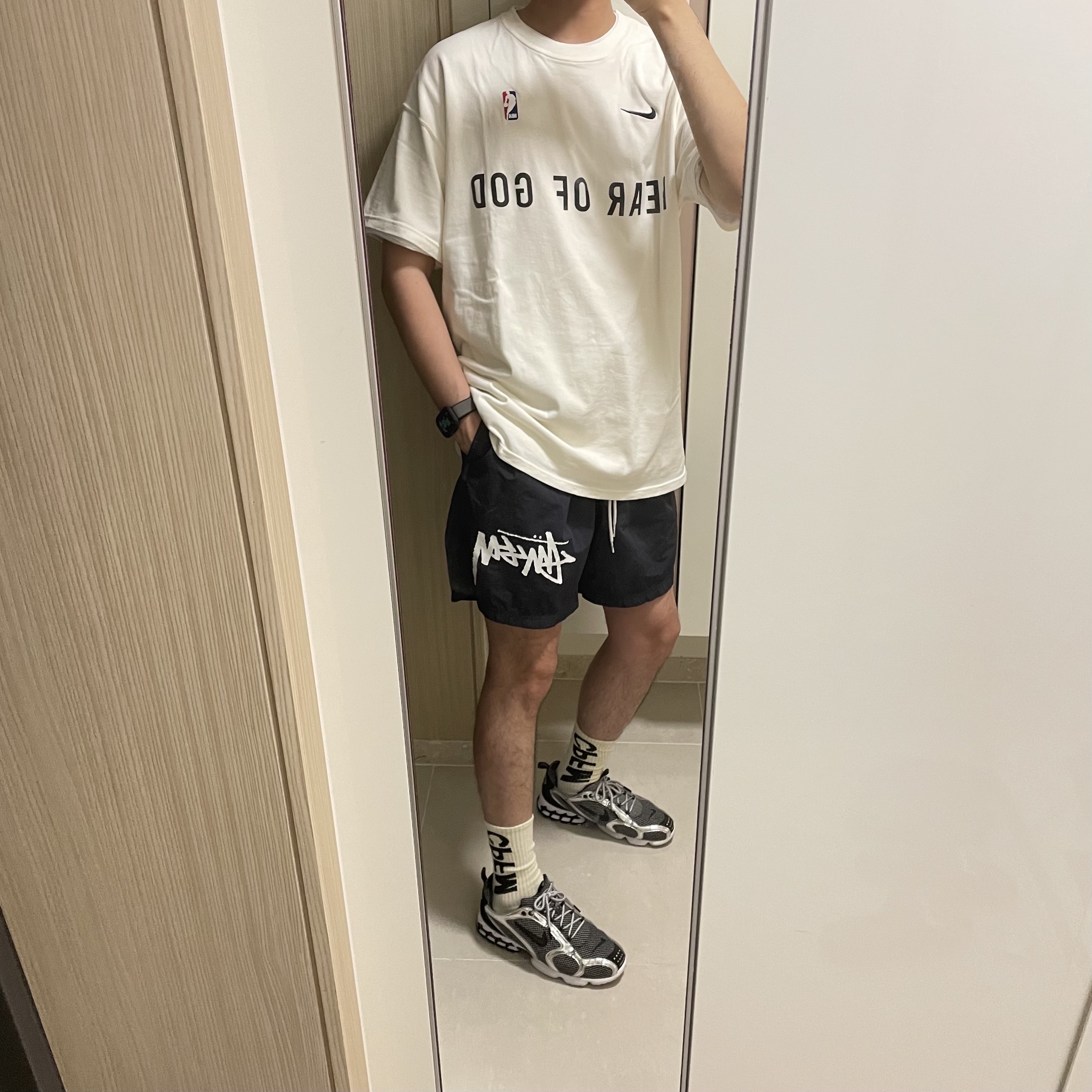 Nike x Fear of God Warm Up T-Shirt Pale Ivory, Nike x Stussy Water Shorts Off Noir 착용 스타일