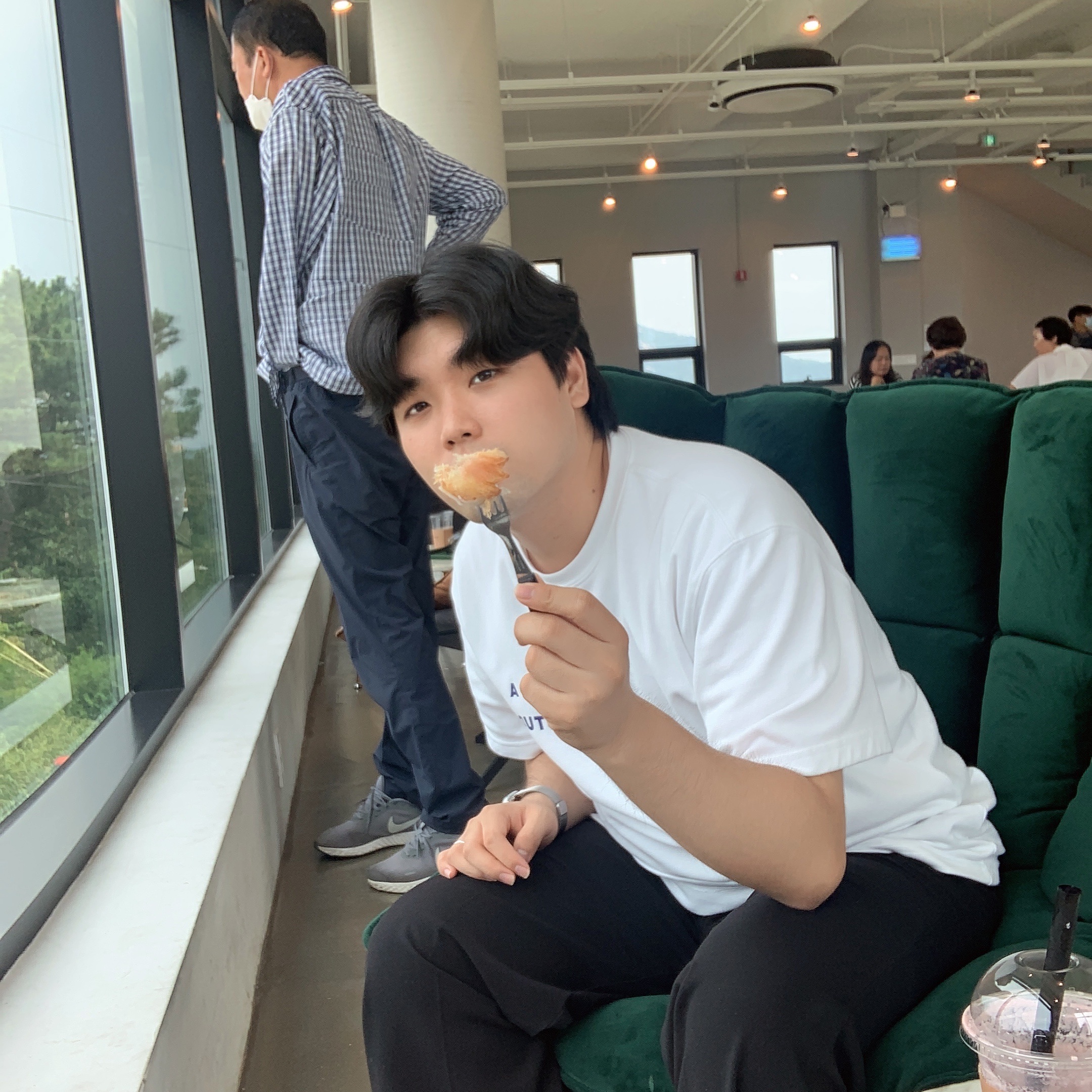 IAB Studio T-Shirt White, Hoka Bondi 7 Black - Wide 착용 스타일 - 2