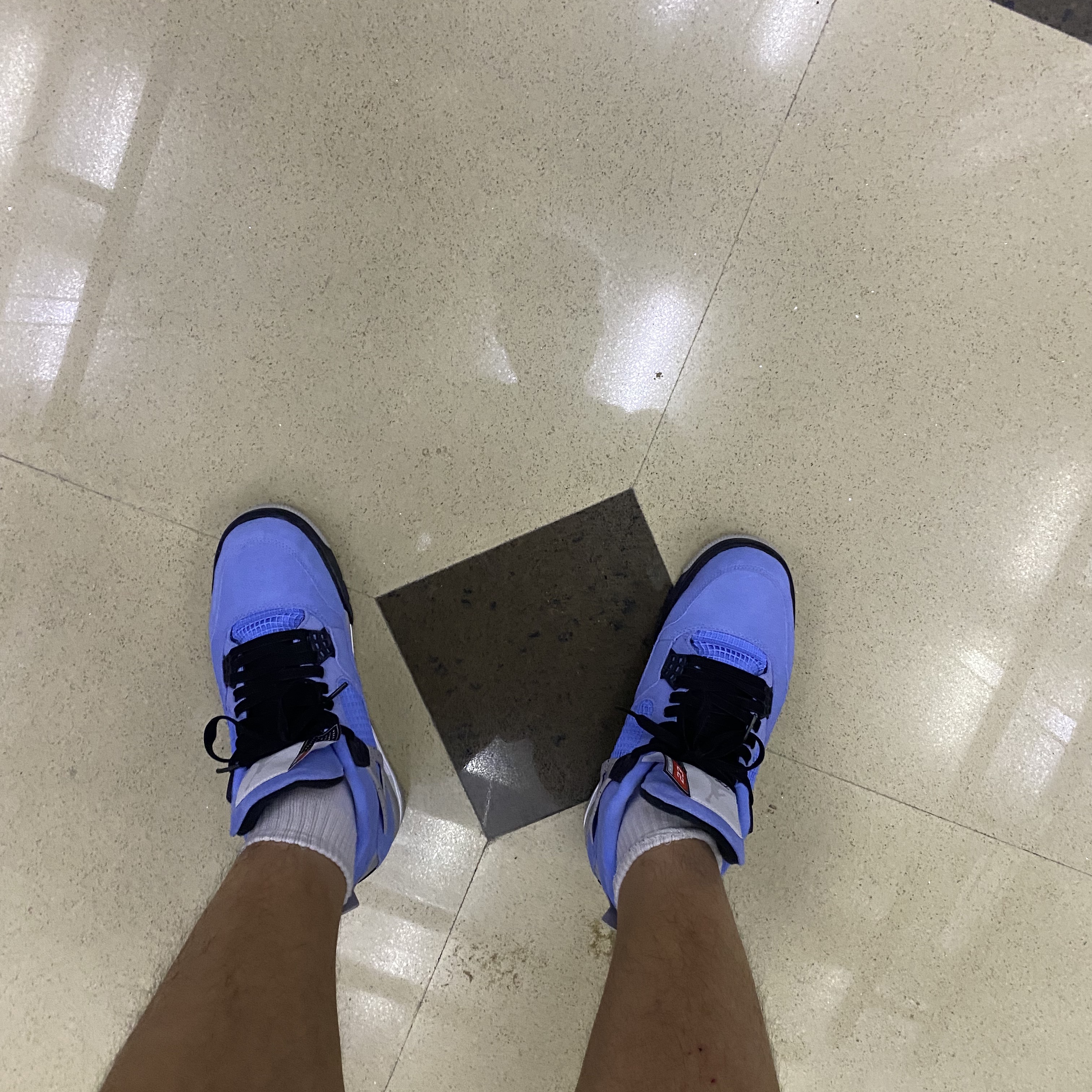 Jordan 4 Retro University Blue, Stussy x Our Legacy Surfman T-Shirt Black - 21SS 착용 스타일 - 1