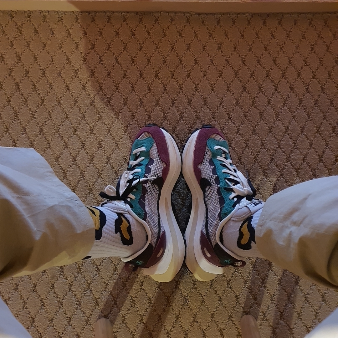 Nike x Sacai VaporWaffle String & Black Villain Red 착용 스타일 - 2