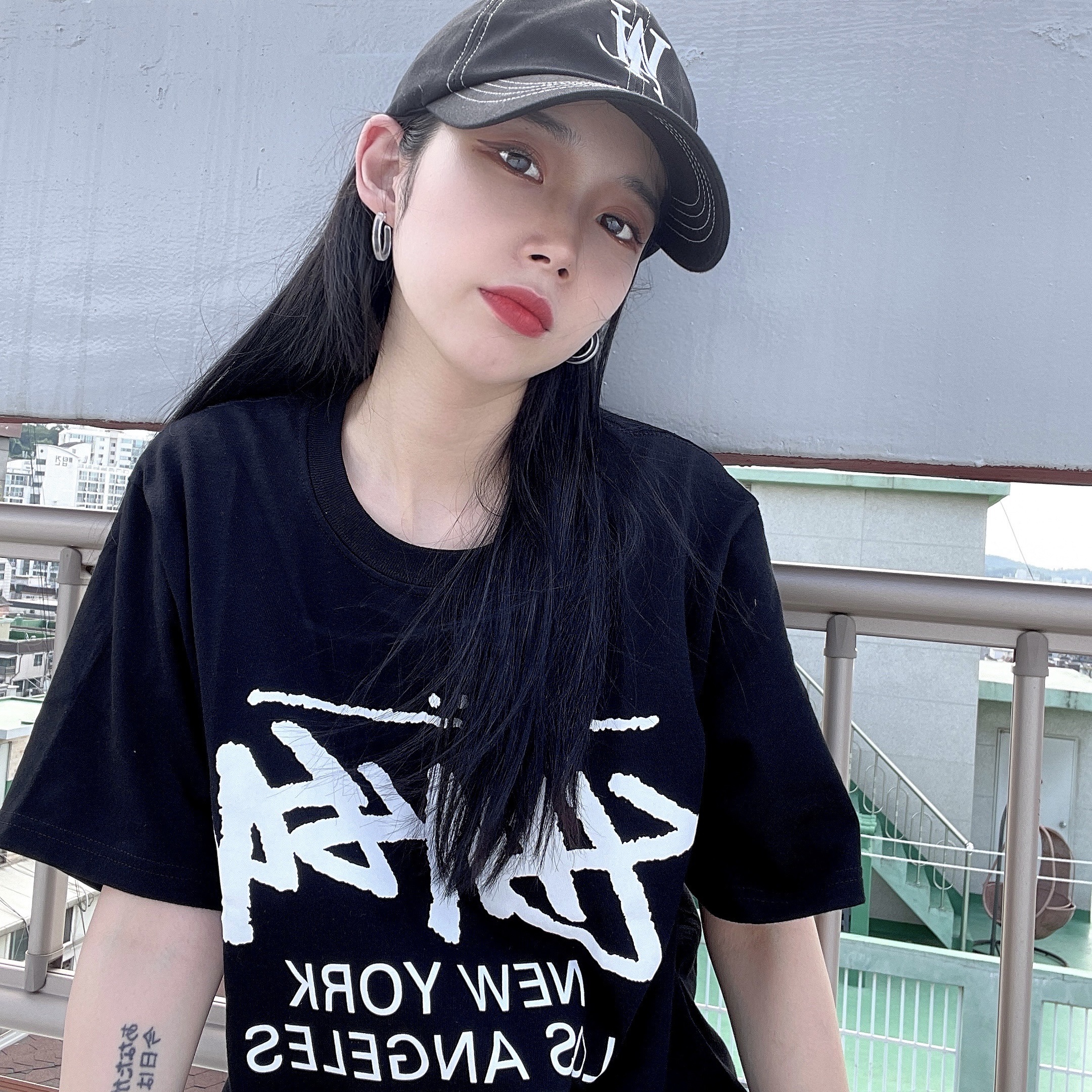 Stussy World Tour T-Shirt Black 착용 스타일 - 2