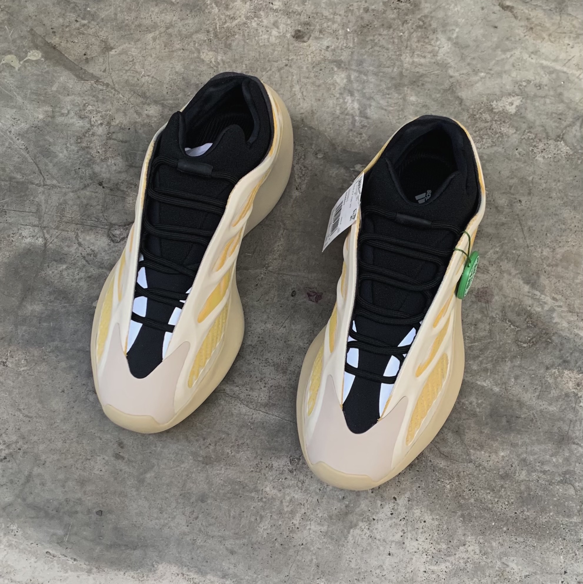 Adidas Yeezy 700 V3 Safflower 착용 스타일