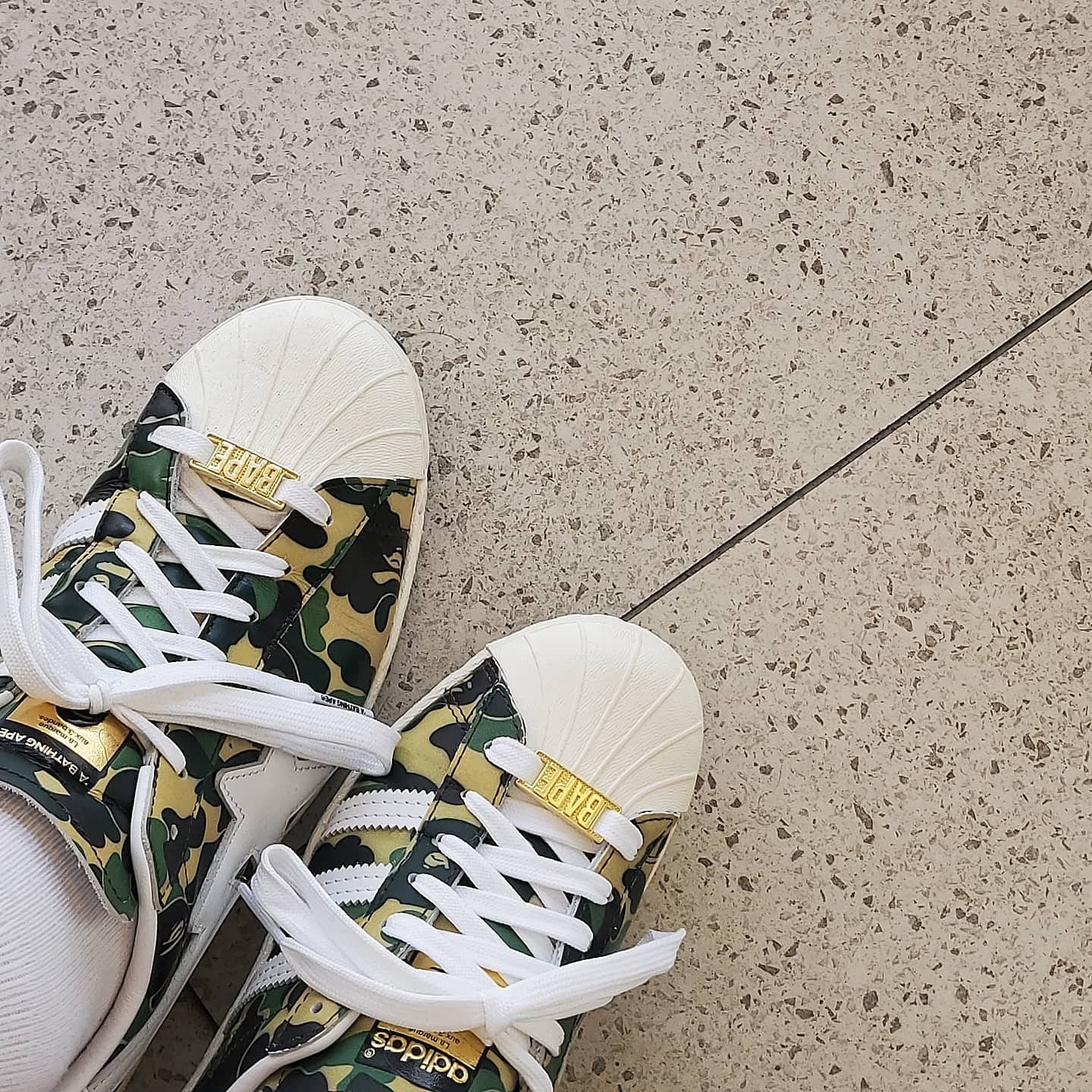 Adidas x BAPE Superstar 80s Green Camo 착용 스타일
