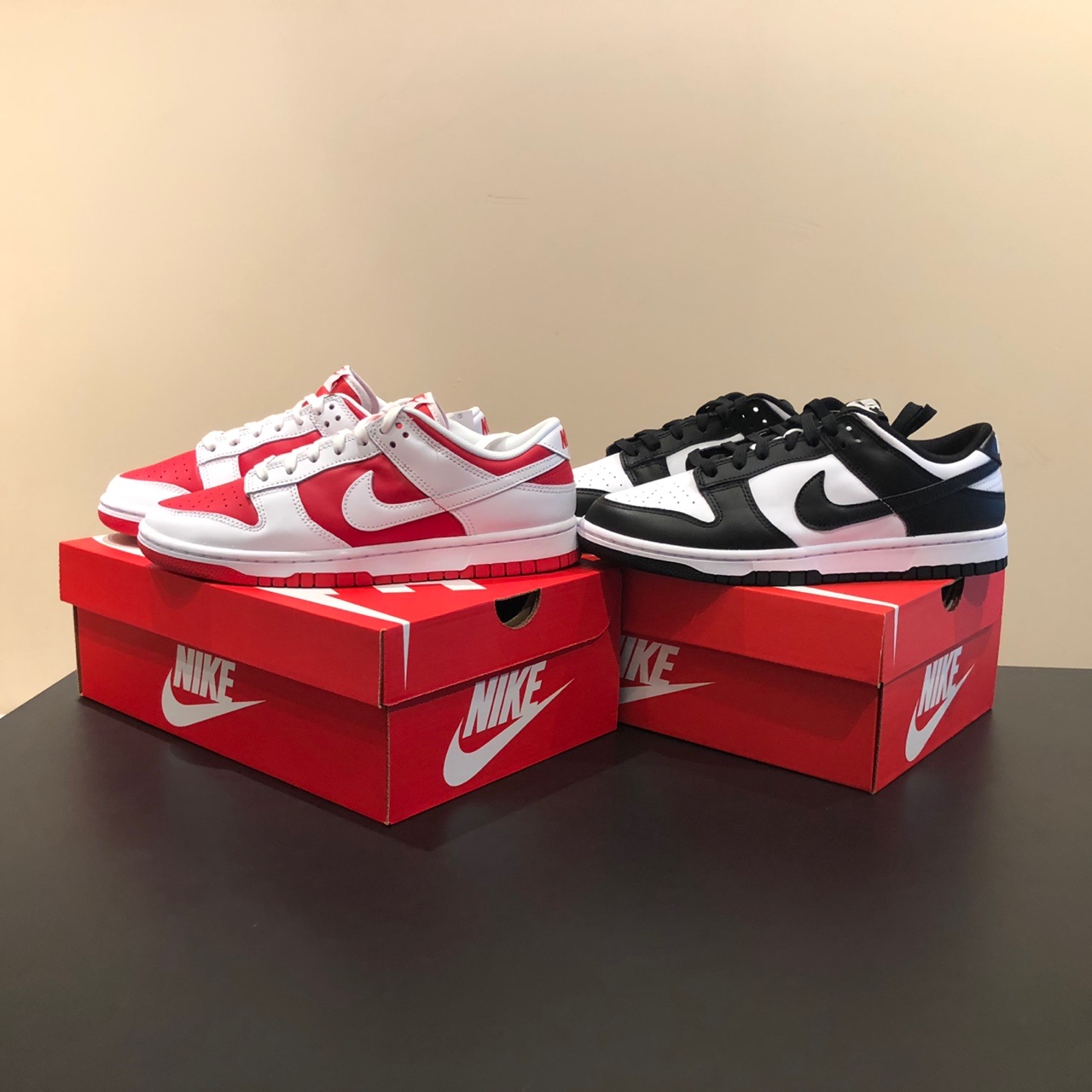 Nike Dunk Low Retro Championship Red, Nike Dunk Low Retro Black 착용 스타일 - 1