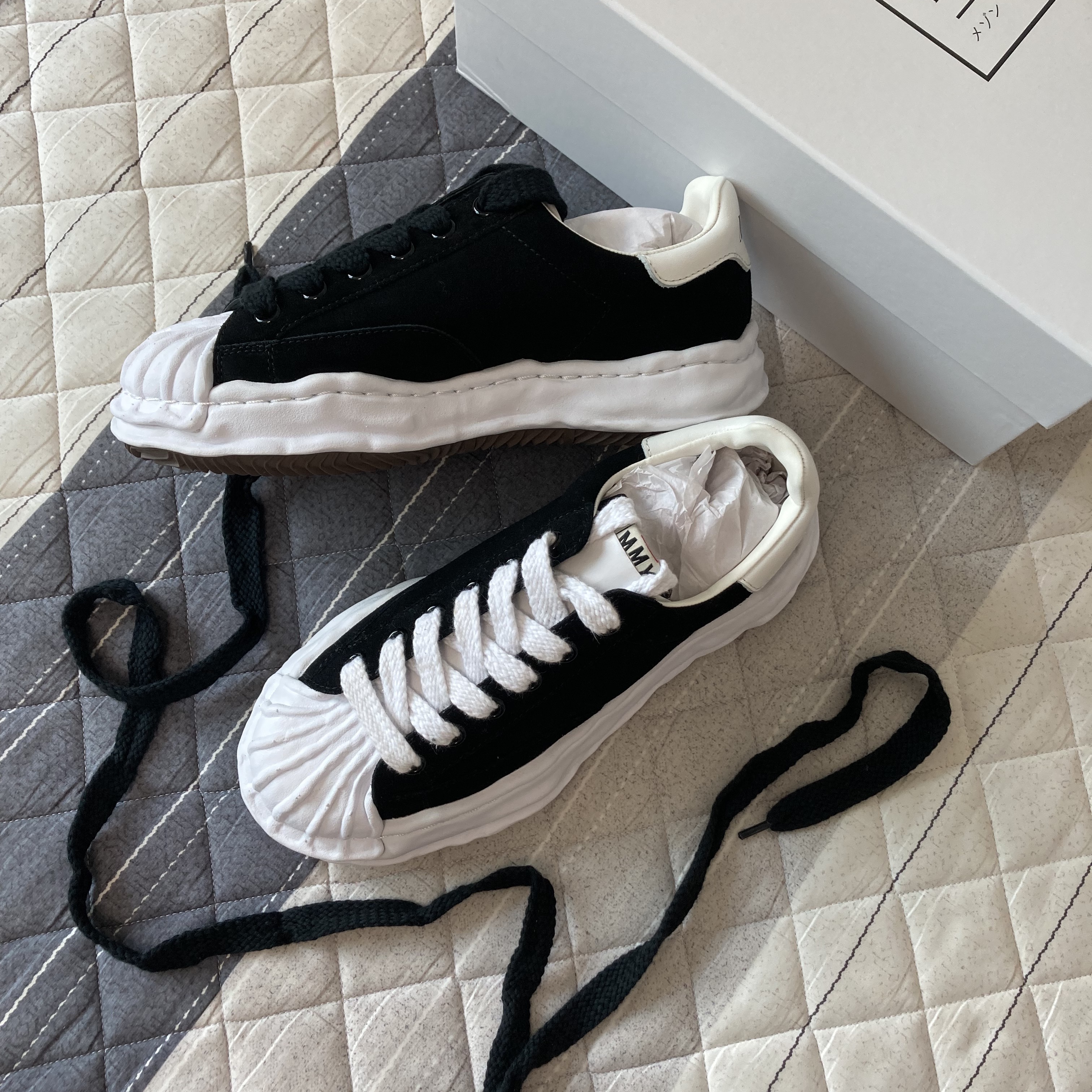 Maison Mihara Yasuhiro Blakey OG Sole Canvas Low-top Sneakers Black, Maison Mihara Yasuhiro Blakey OG STC Sole Leather Low-top Sneakers Black 착용 스타일 - 2