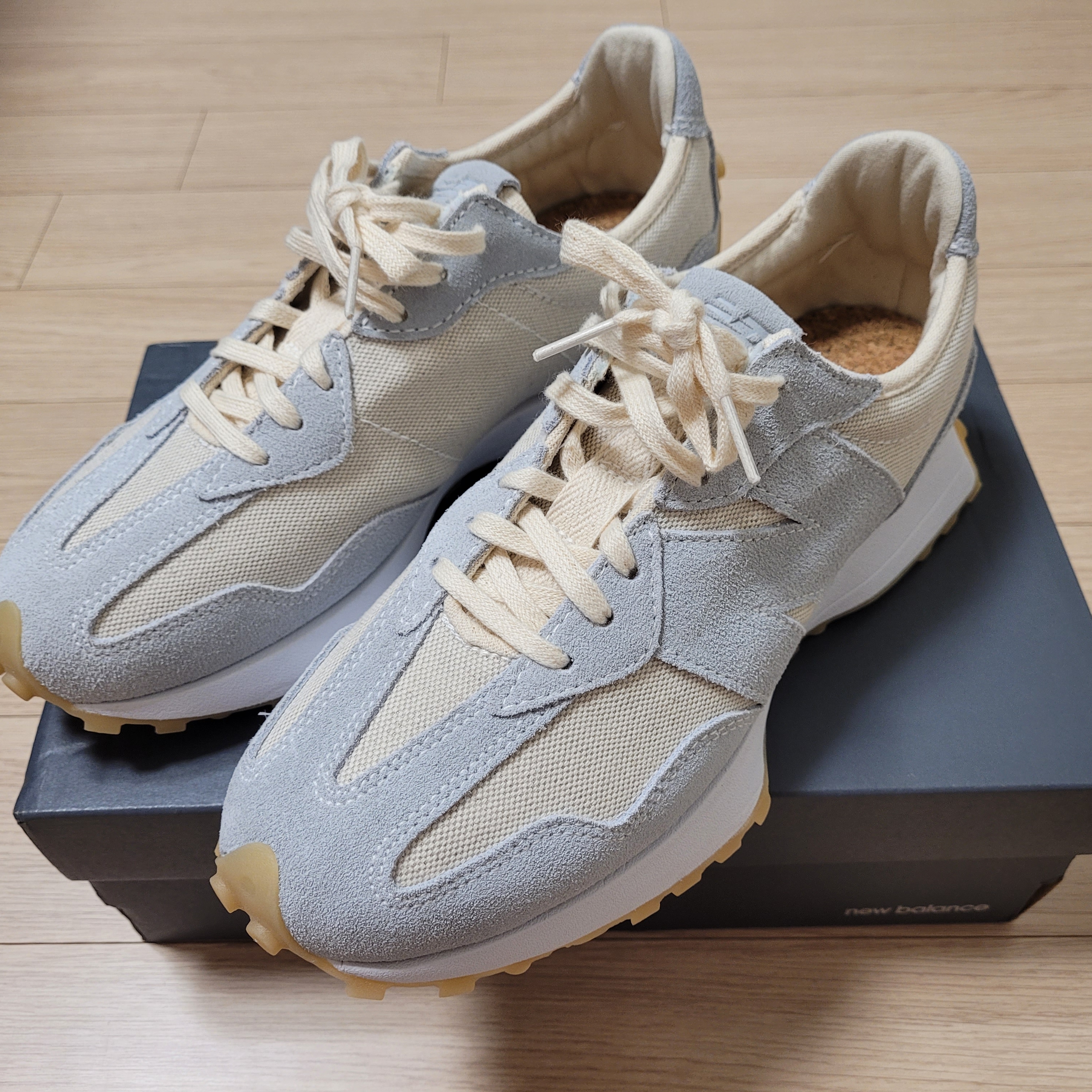 (W) New Balance 327 Undyed White Pale Blue 착용 스타일 - 1