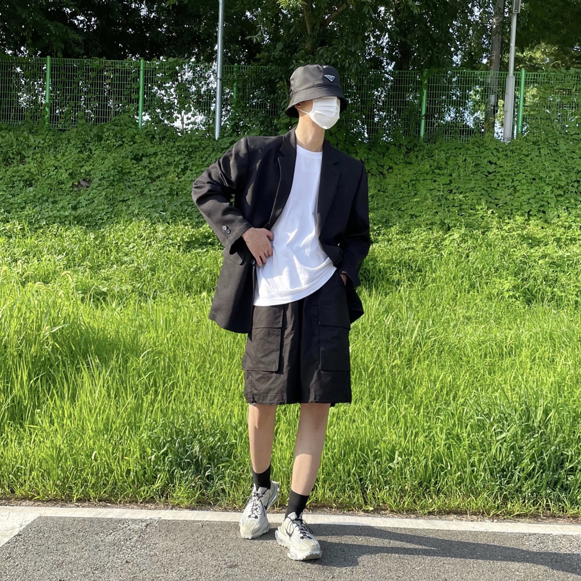 Nike x Matthew M Williams Zoom 004 Stone, Prada Re-Nylon Bucket Hat Black 착용 스타일