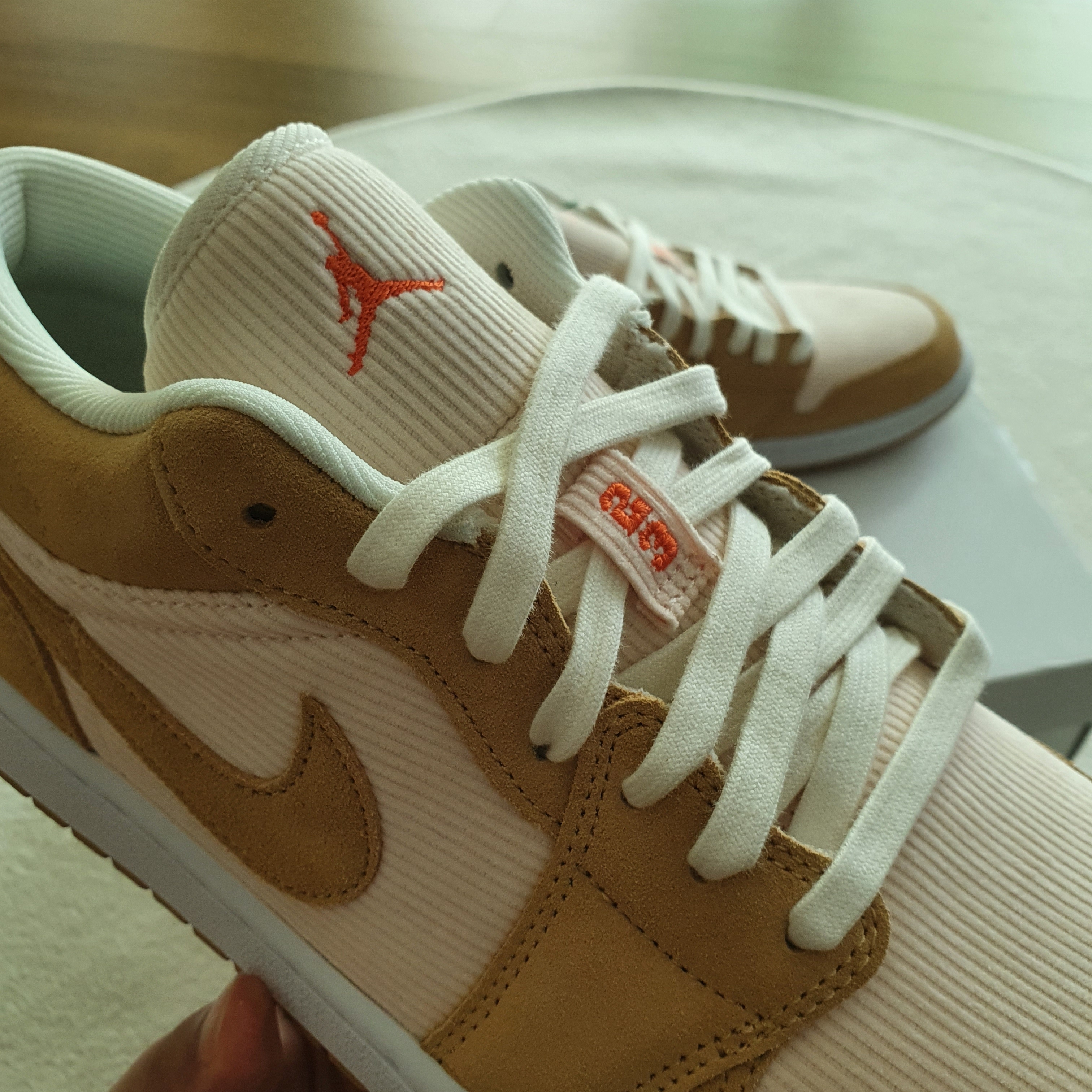 (W) Jordan 1 Low SE Corduroy Tan 착용 스타일 - 4