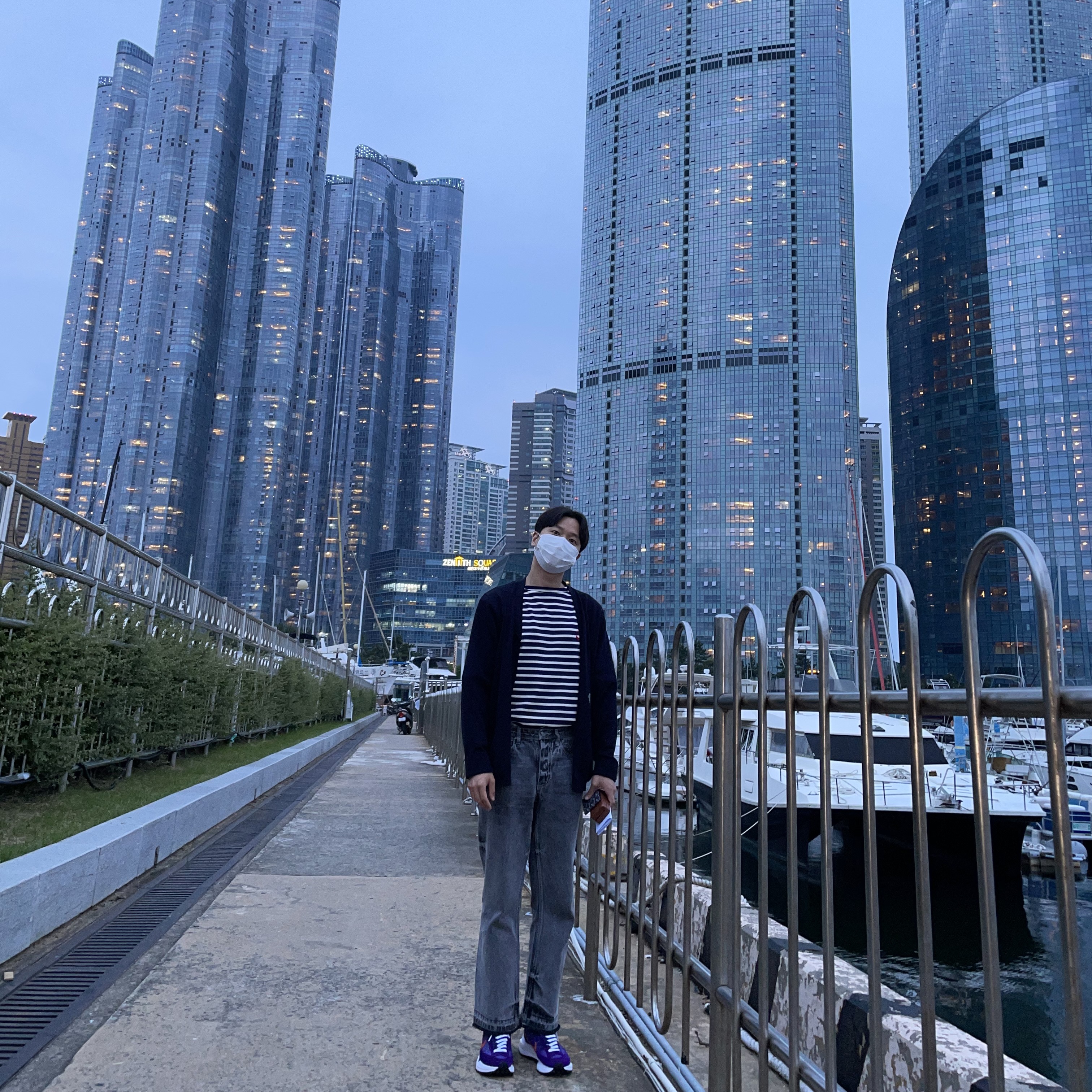 Nike x Sacai VaporWaffle Dark Iris 착용 스타일 - 1