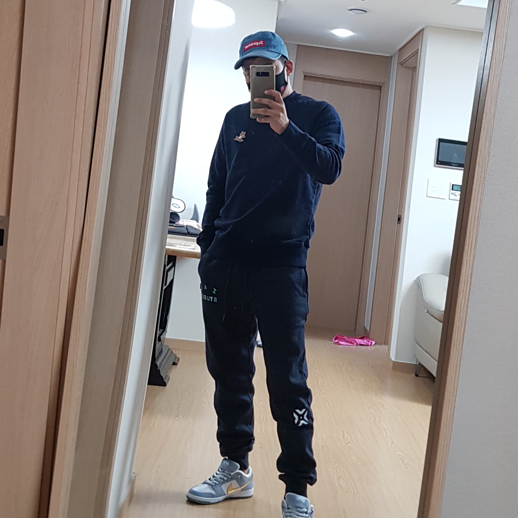 IAB Studio x League of Legends Sweatpants Navy, Maison Kitsune Chillax Fox Patch Classic Sweatshirt Black 착용 스타일 - 1